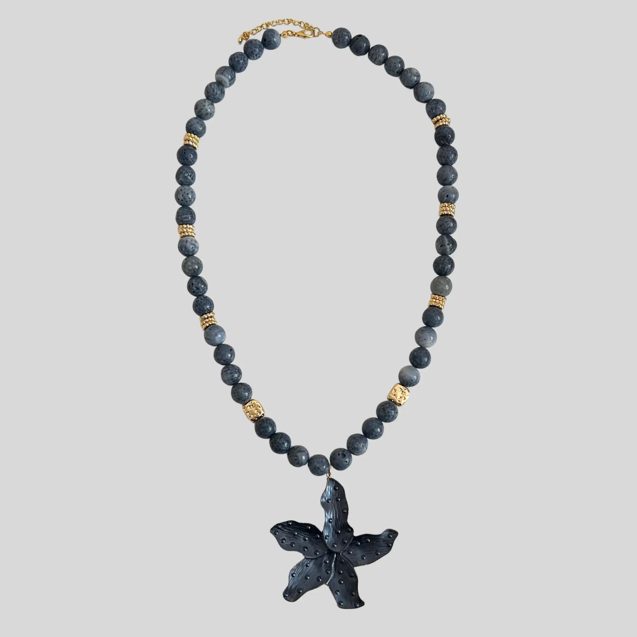 Özel Tasarım Çiçek Detaylı Mavi Mercan Taşlı Kolye