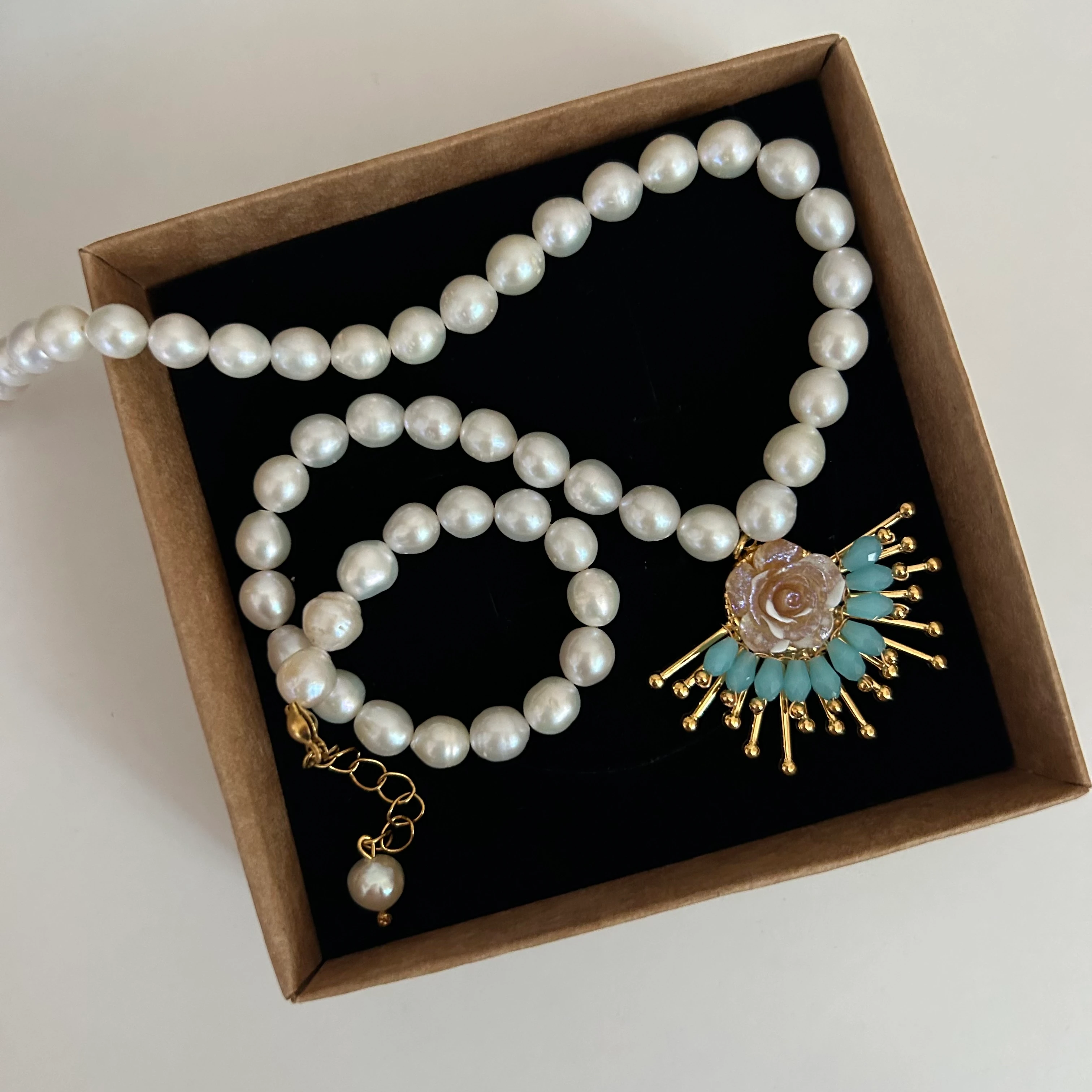 Özel Seri Çiçek Detaylı İnci Kolye