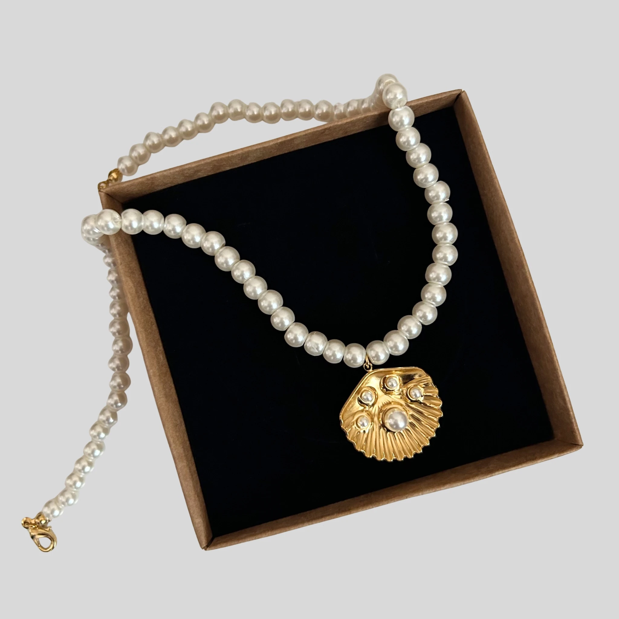 İstiridye Detaylı Cam İnci Kolye