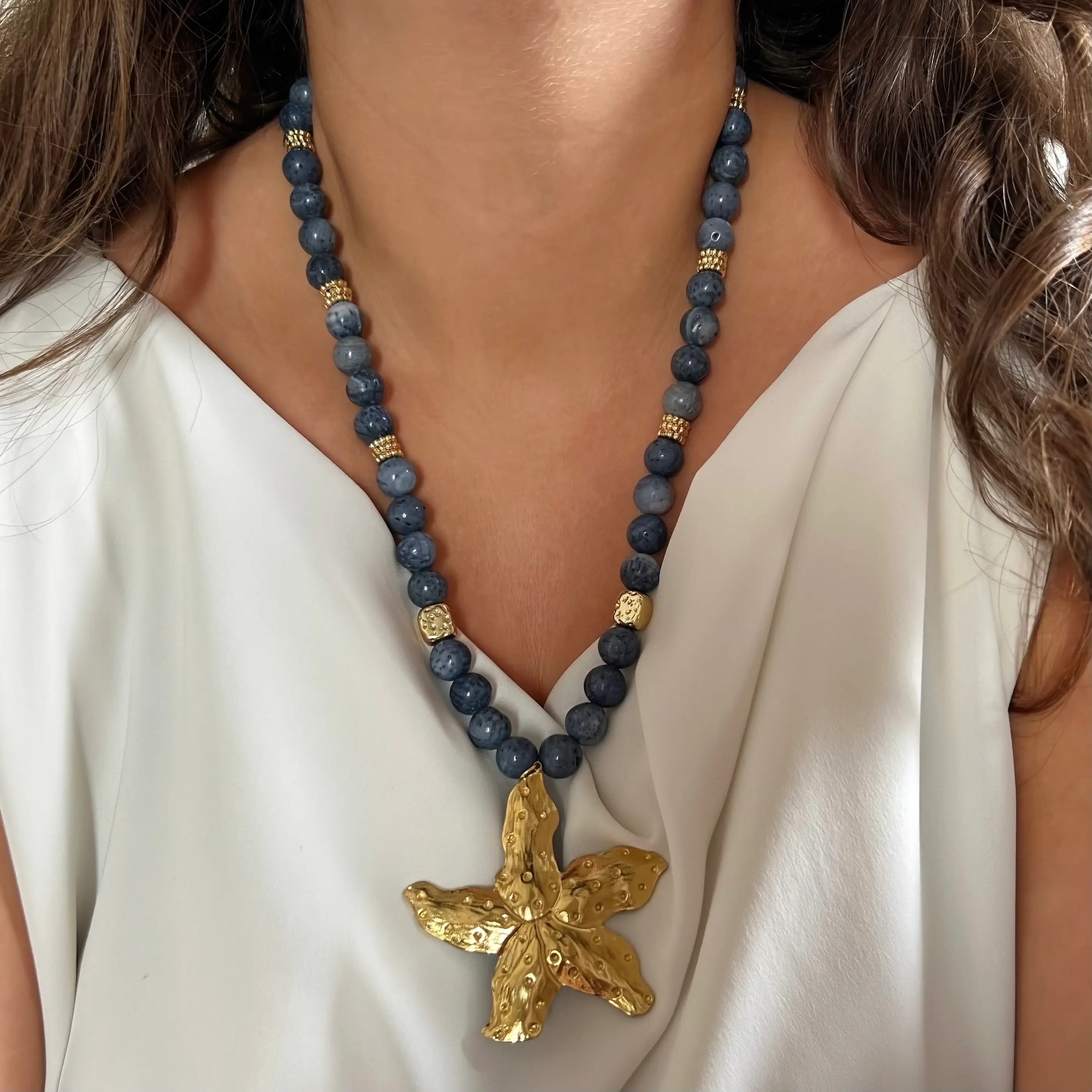 Özel Tasarım Çiçek Detaylı Mavi Mercan Taşlı Kolye