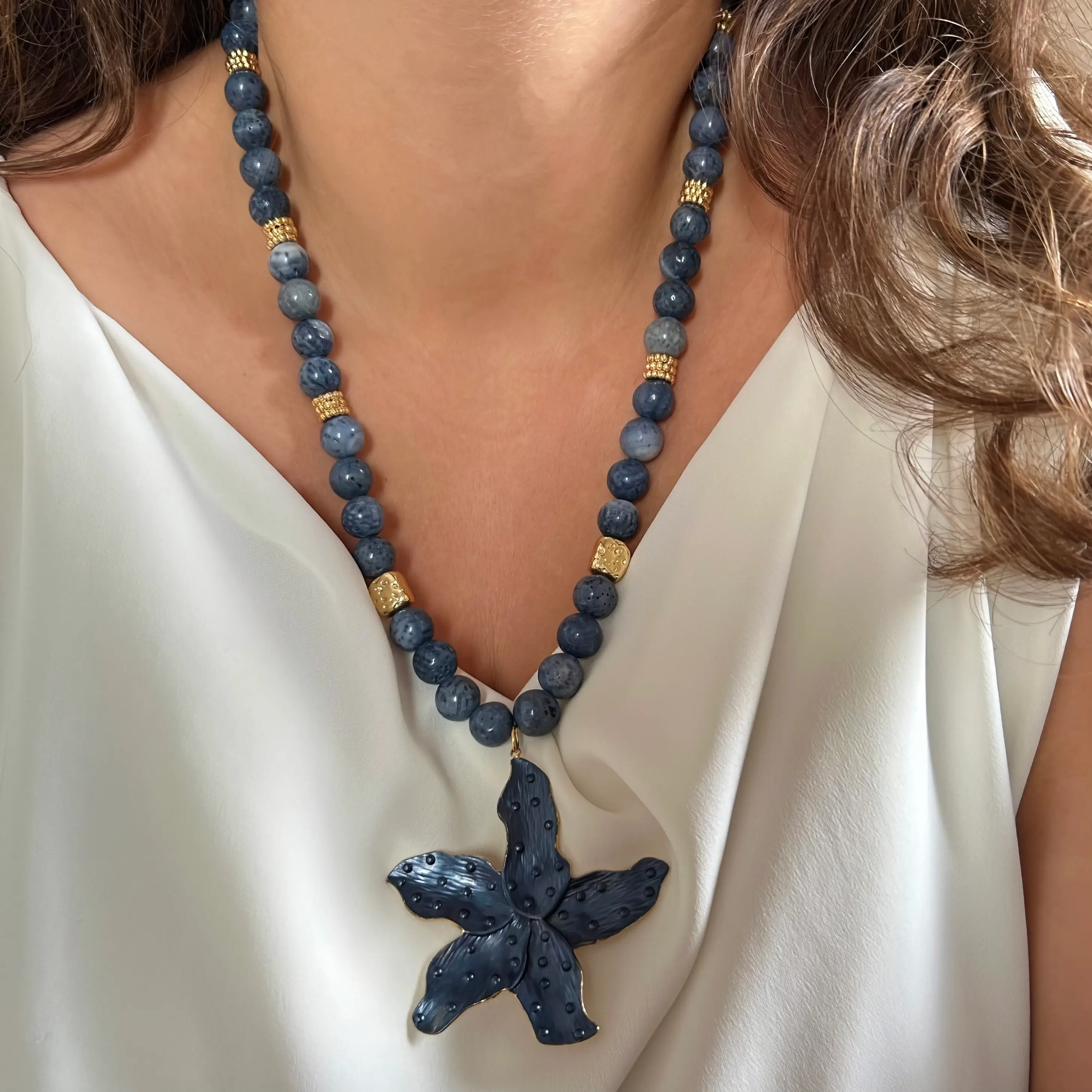 Özel Tasarım Çiçek Detaylı Mavi Mercan Taşlı Kolye