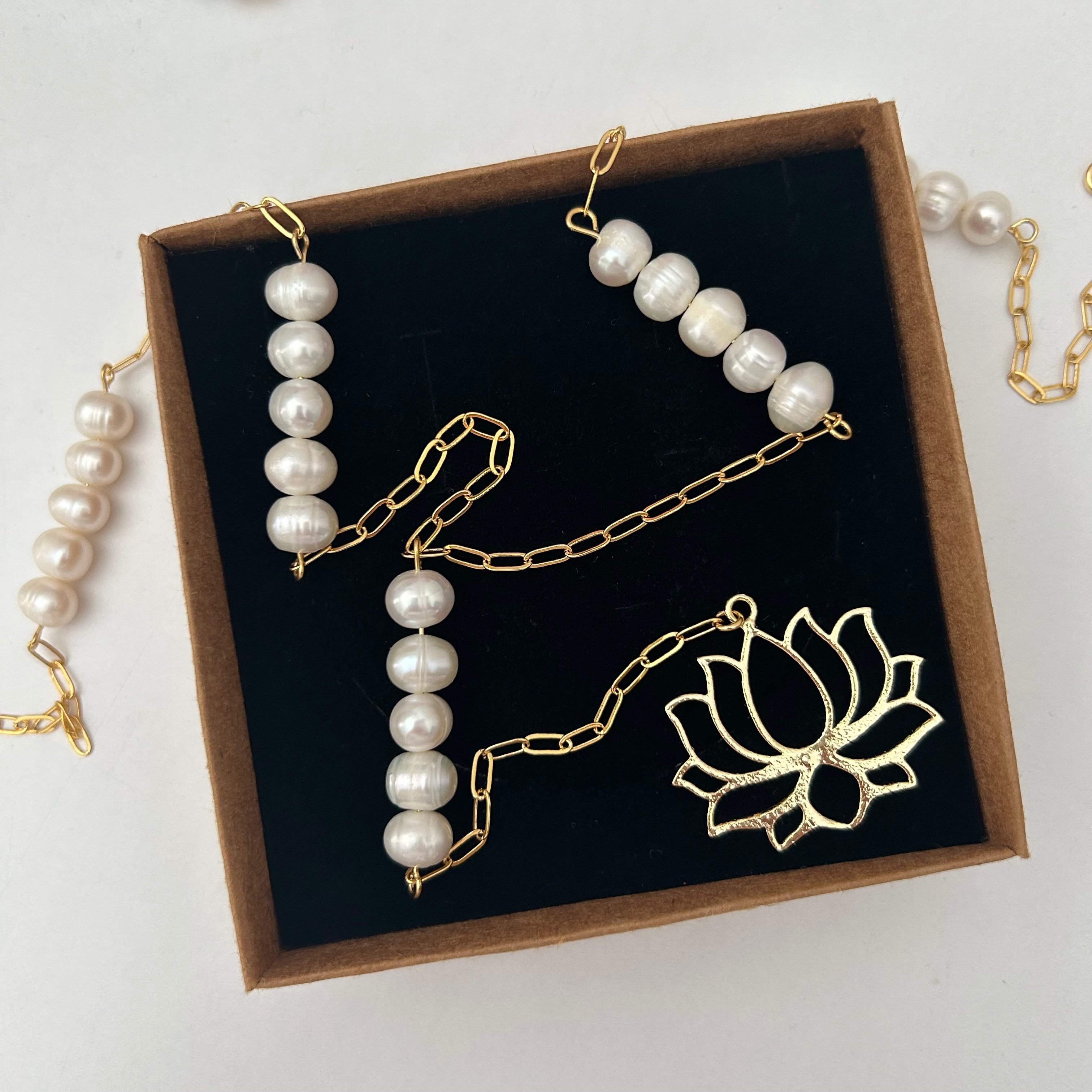 İncili Lotus Çiçeği Y Kolye 