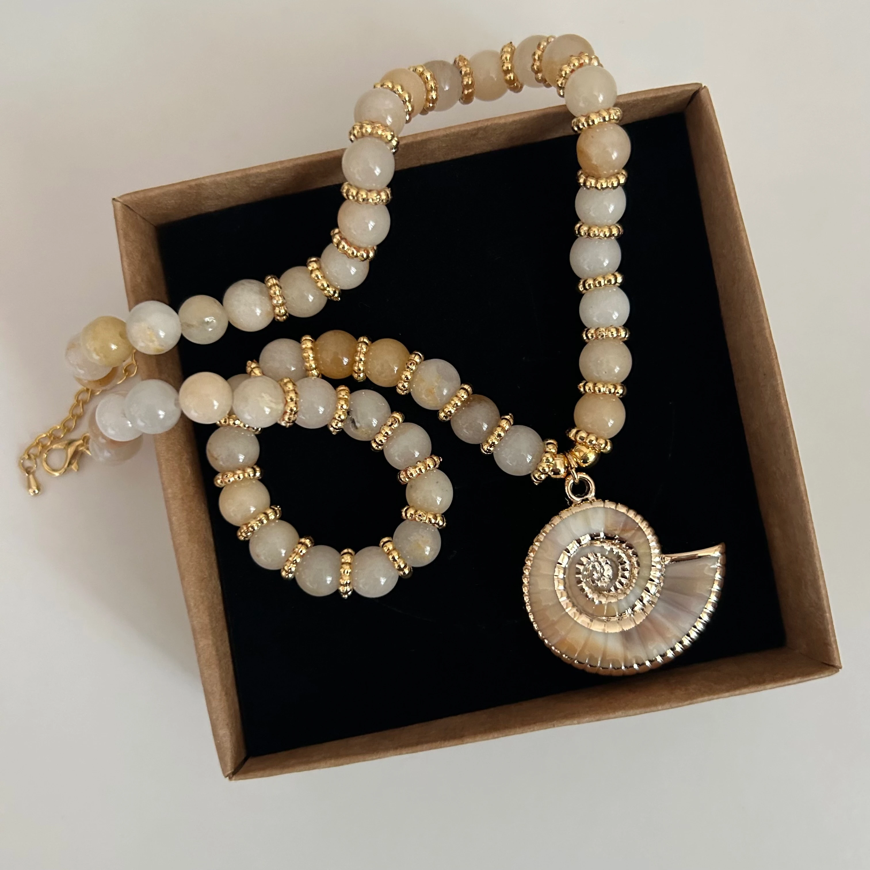 Akik Taşlı Özel Tasarım Deniz Kabuğu Kolye