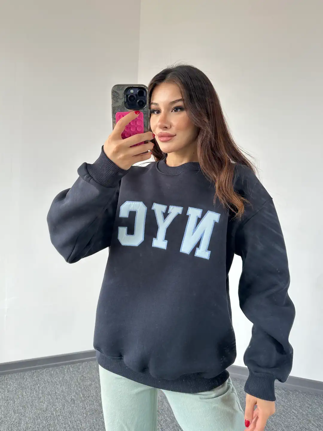 NYC nakışlı siyah sweat