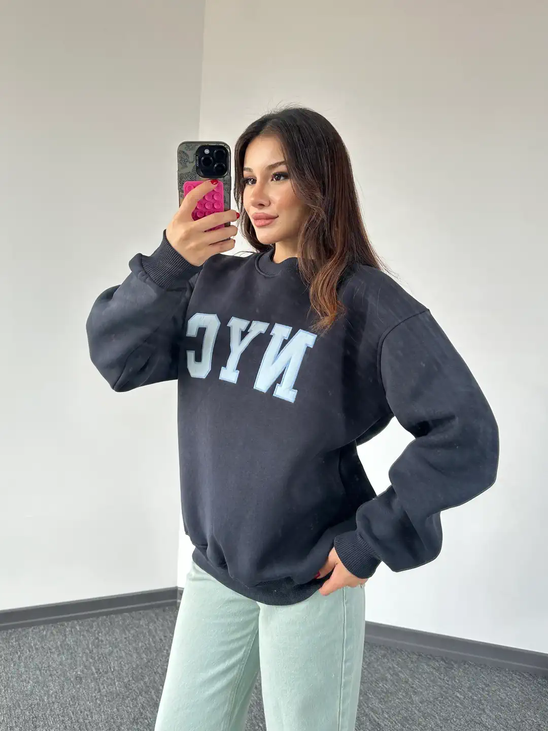 NYC nakışlı siyah sweat
