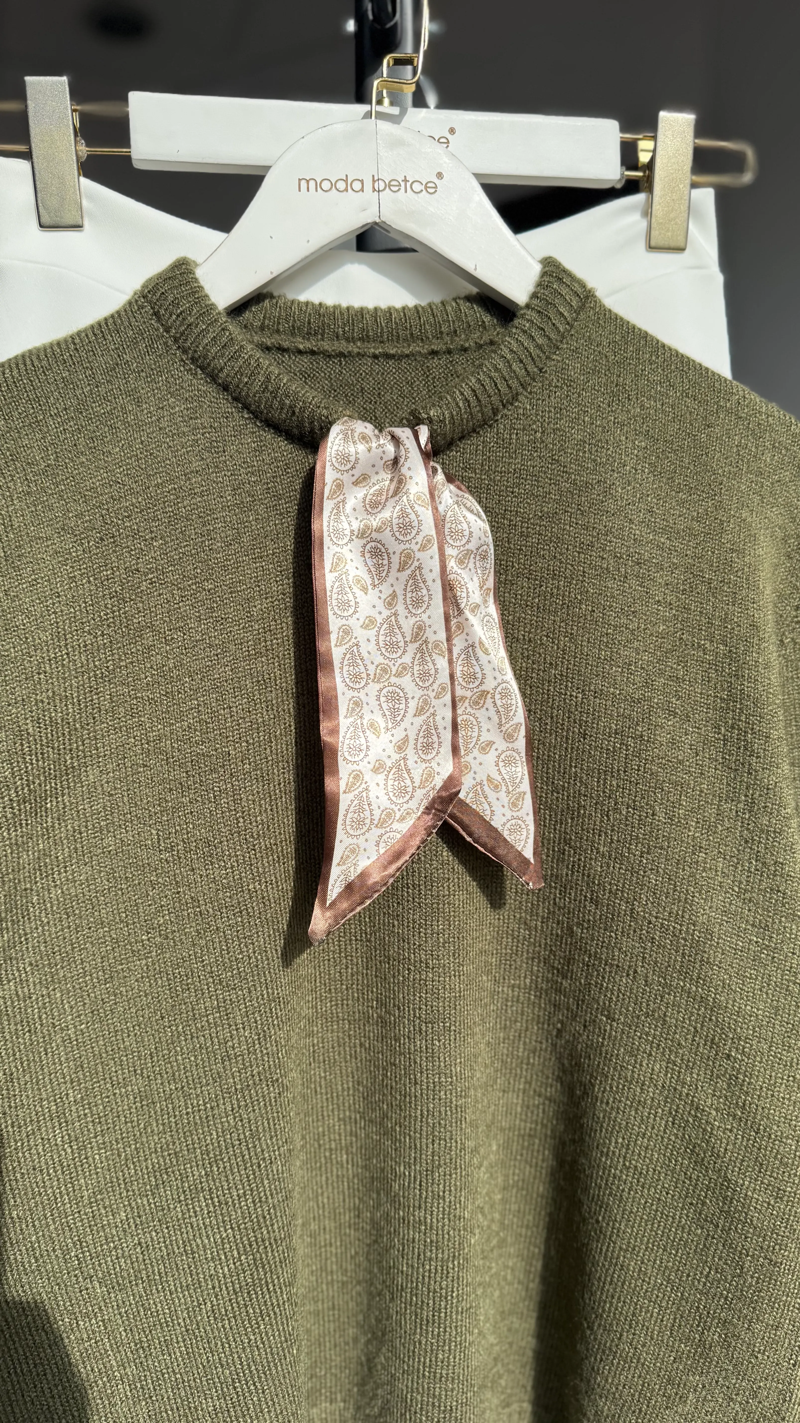 yakası fularlı yün kazak Haki