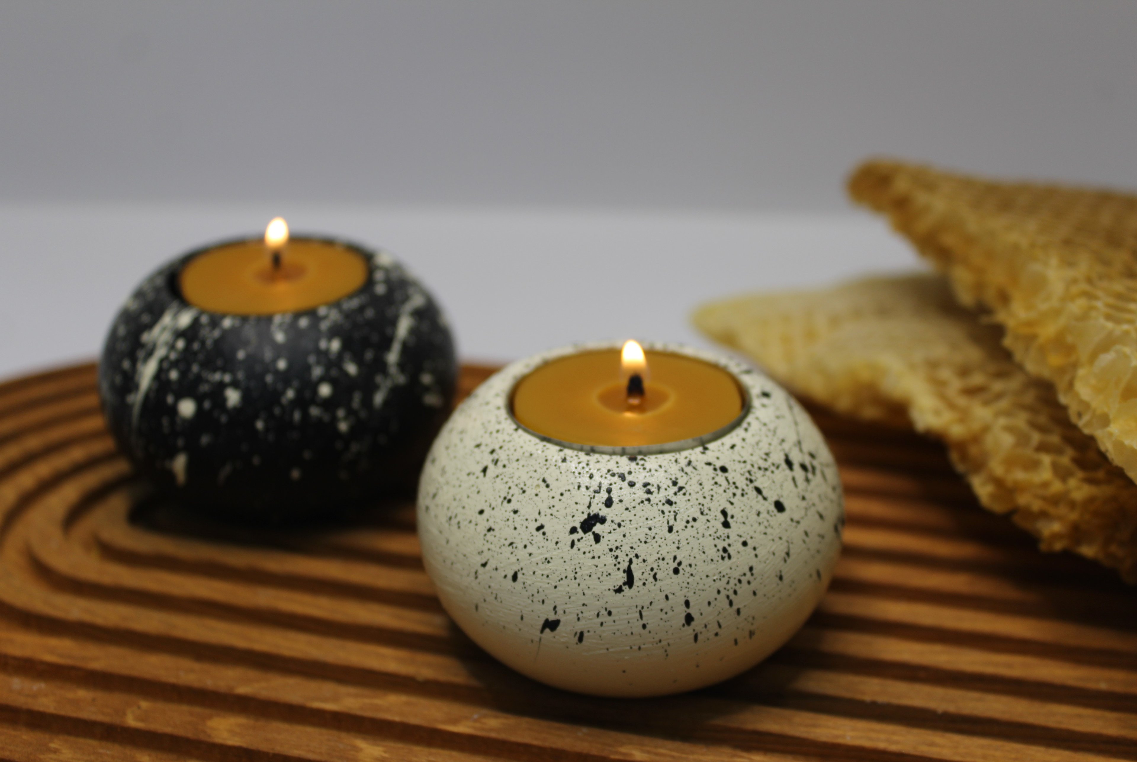 APICRAFT WAX CANDLE CREAM TEALIGHT + BUBBLE DECORATIVE PLATE + 4-PIECE SPARE CANDLE CAPSULE