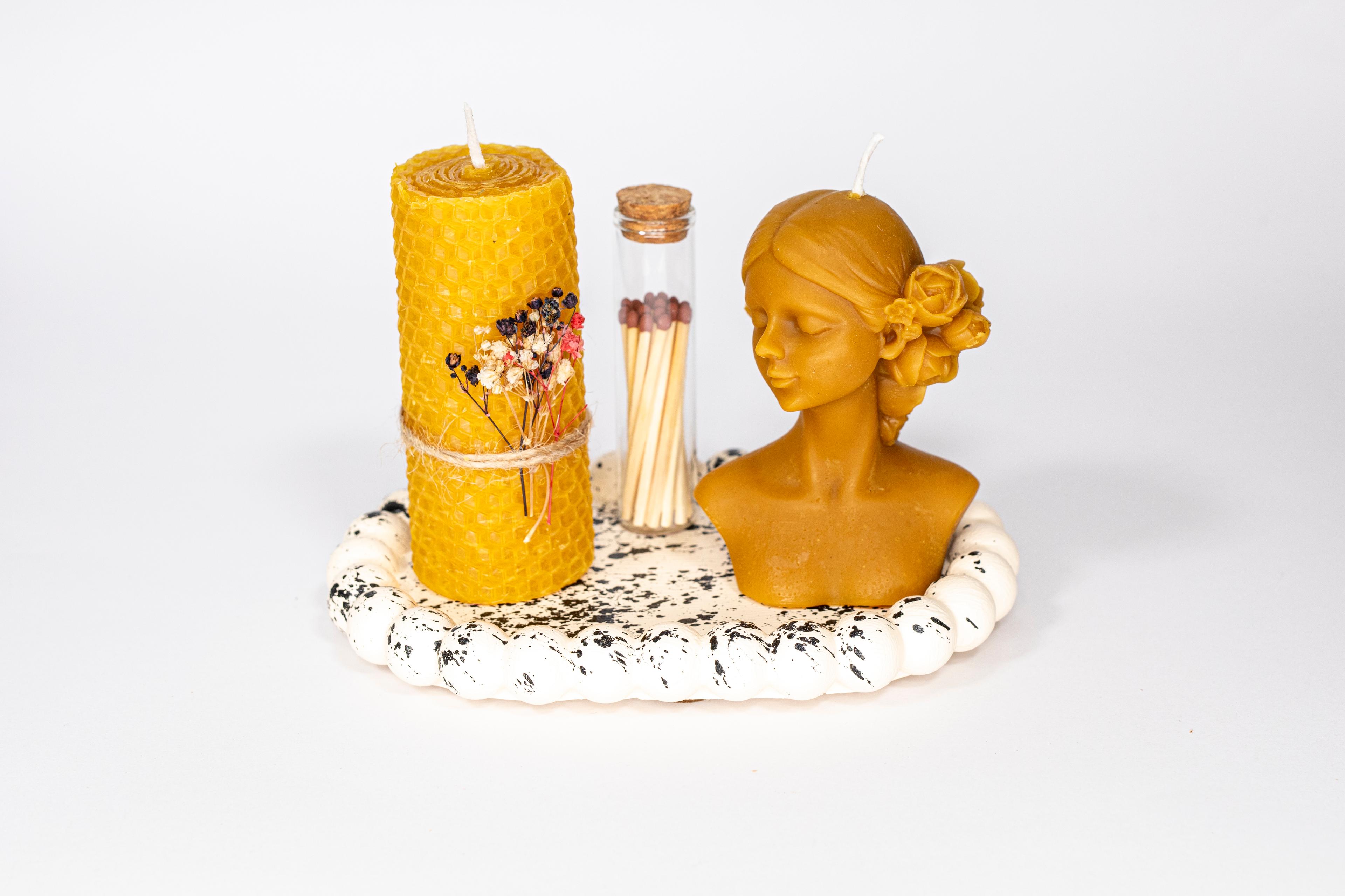 APICRAFT BEESWAX CANDLE SET WOMAN CANDLE + HONEYCOMB WRAP CANDLE + OVAL DECORATIVE PLATE