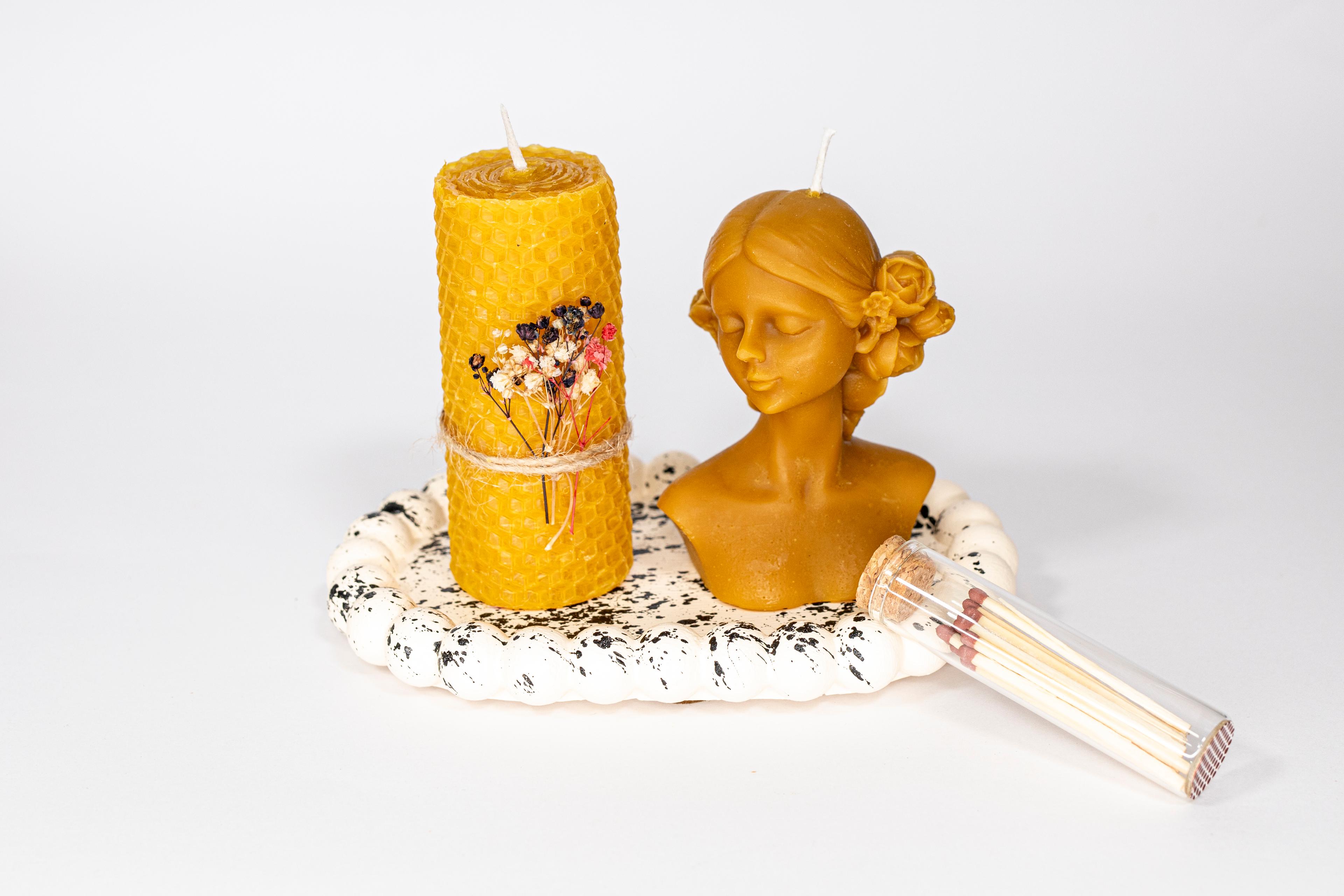 APICRAFT BEESWAX CANDLE SET WOMAN CANDLE + HONEYCOMB WRAP CANDLE + OVAL DECORATIVE PLATE