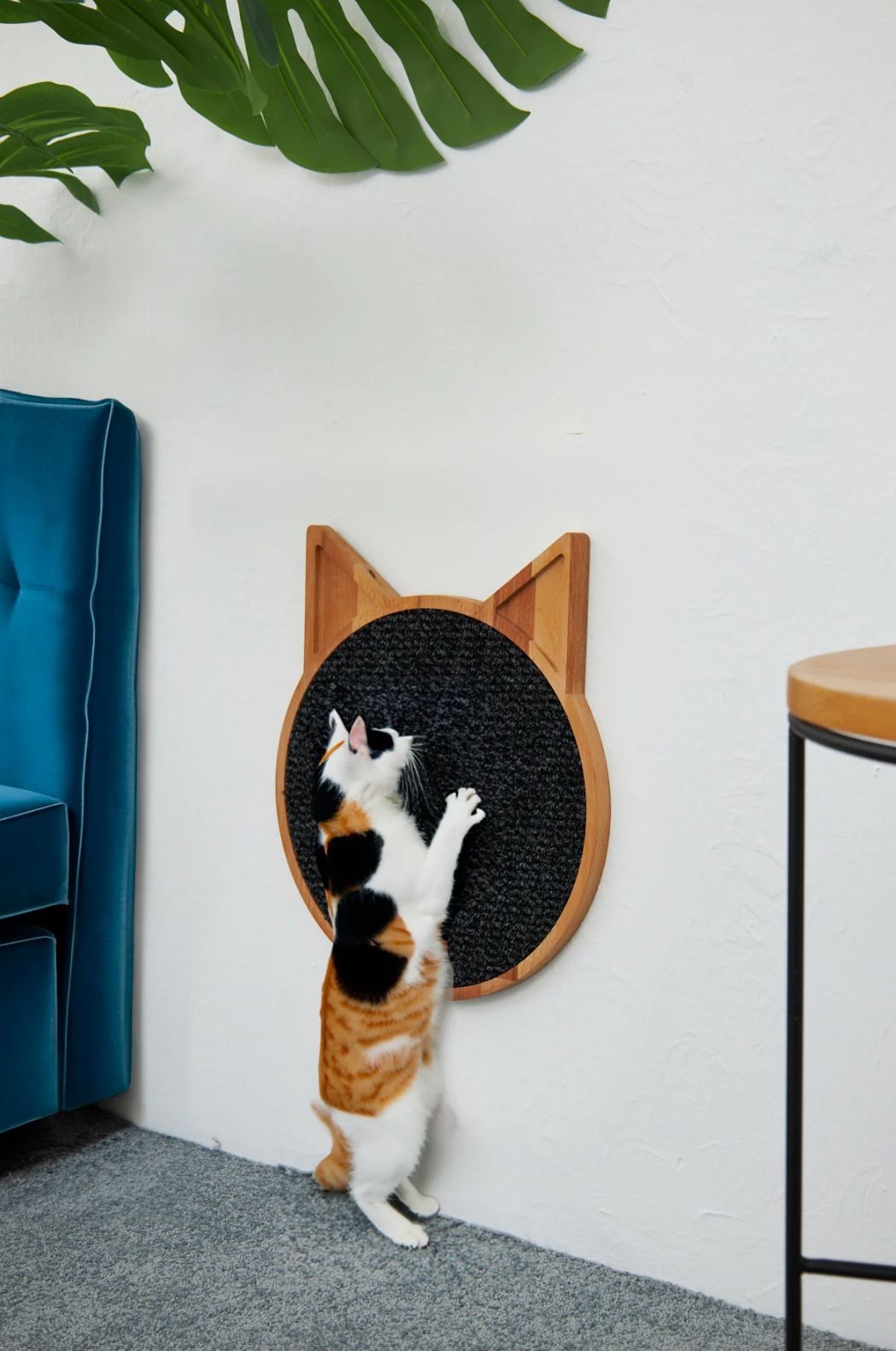 Linerora Wall Mounted Solid Wood Natural Round Cat Scratch Post Black