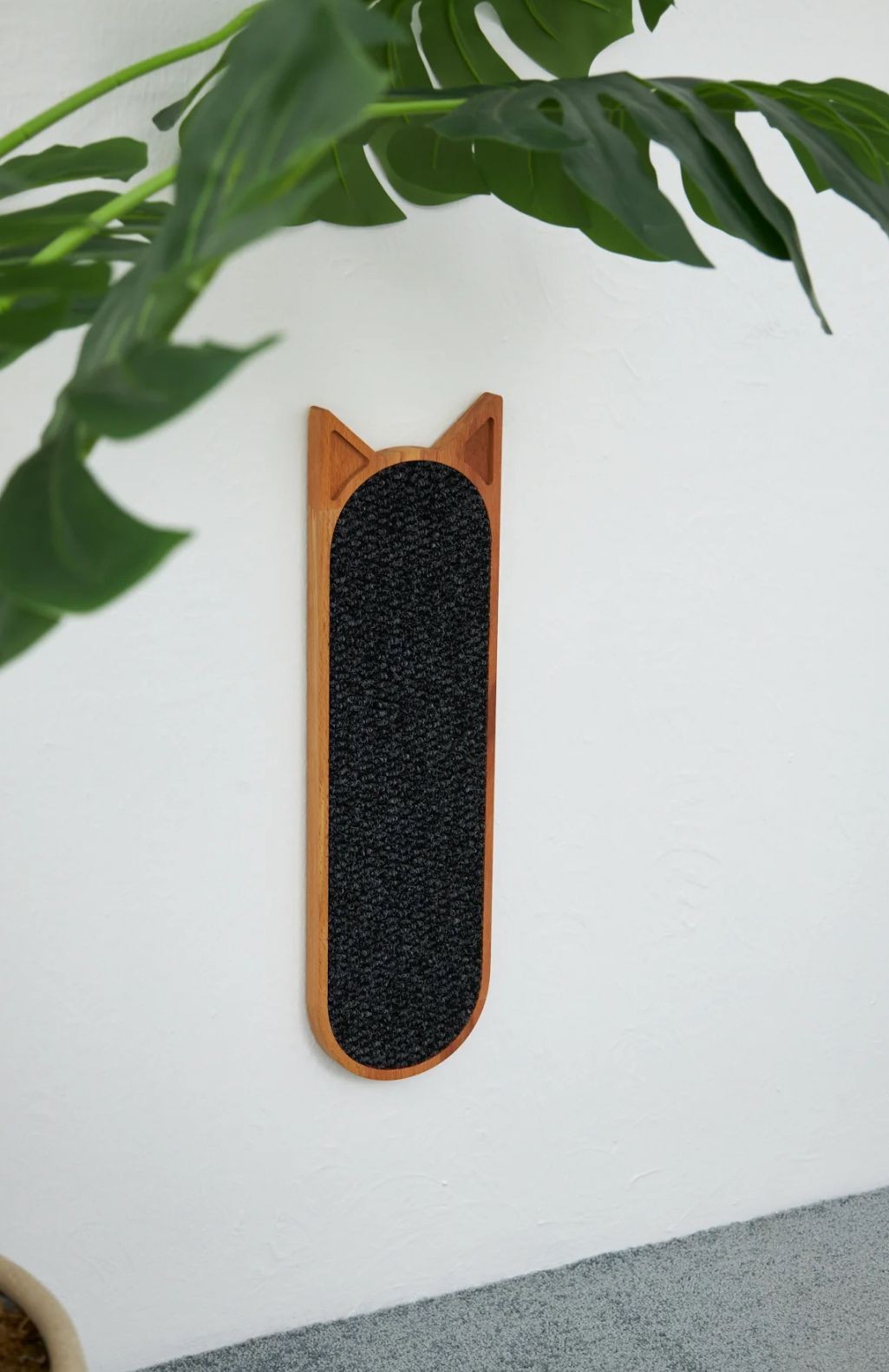 Linerora Wall Mounted Solid Wood Female Cat Scratcher Black