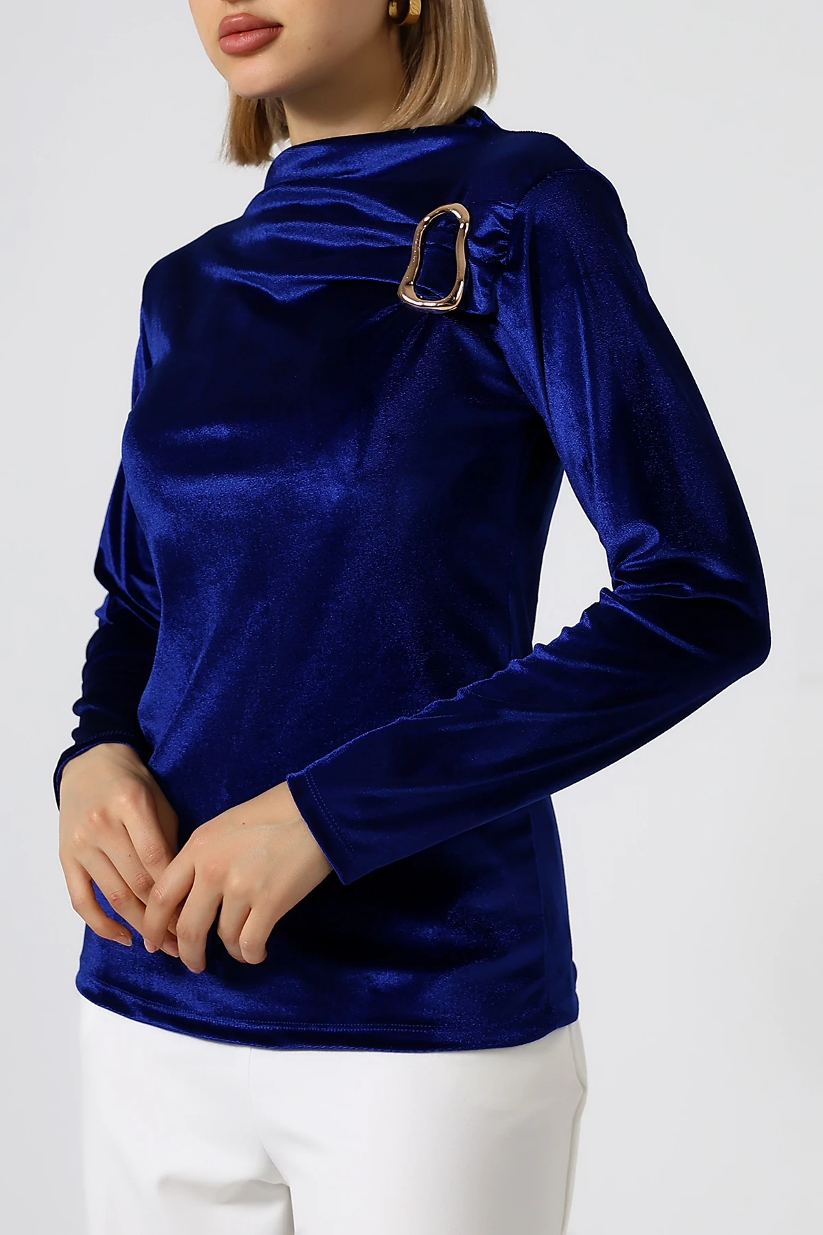 SABR Kadife Yarım Balıkçı Yaka Tokalı Bluz – Zarif & Şık Kadın Bluz - Safir Mavi Kadife