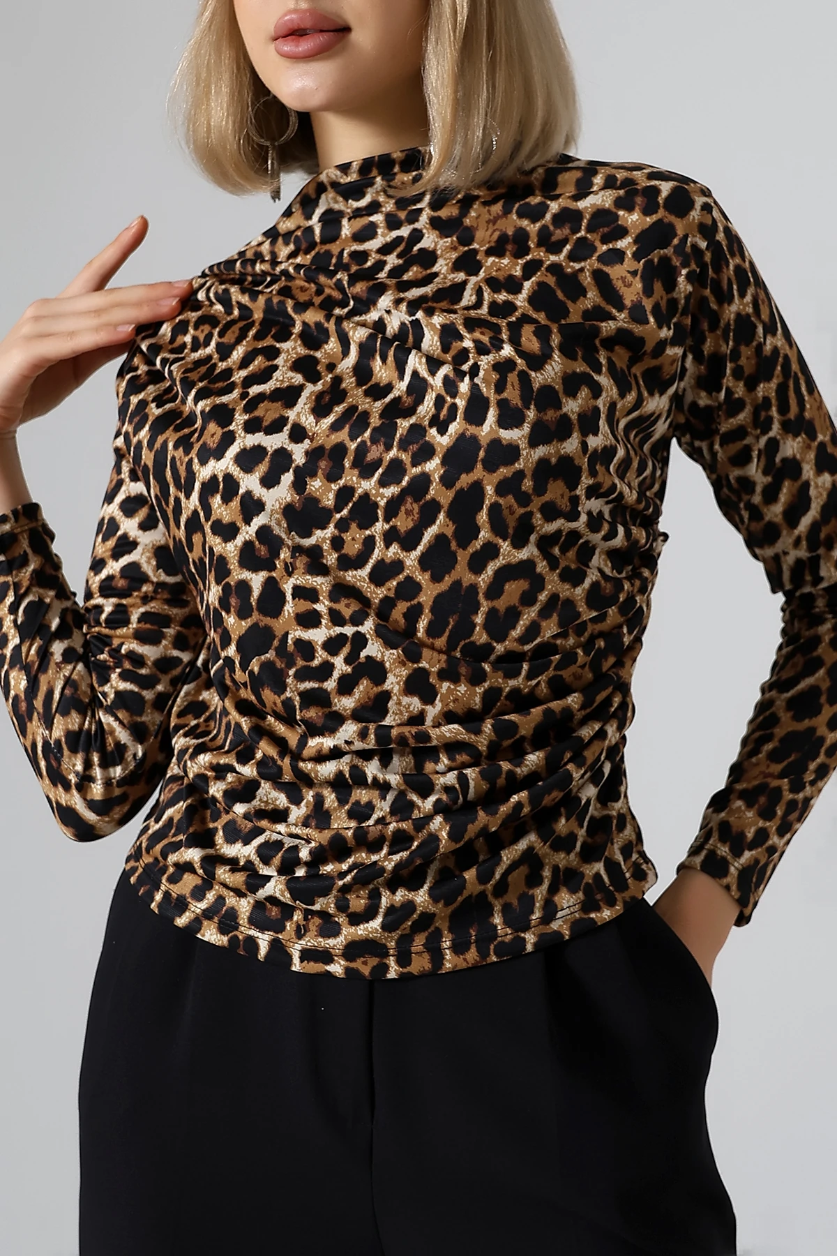 SABR Dijital Micro Leopar Desenli Bluz – Yarım Balıkçı Yaka Şık Bluz