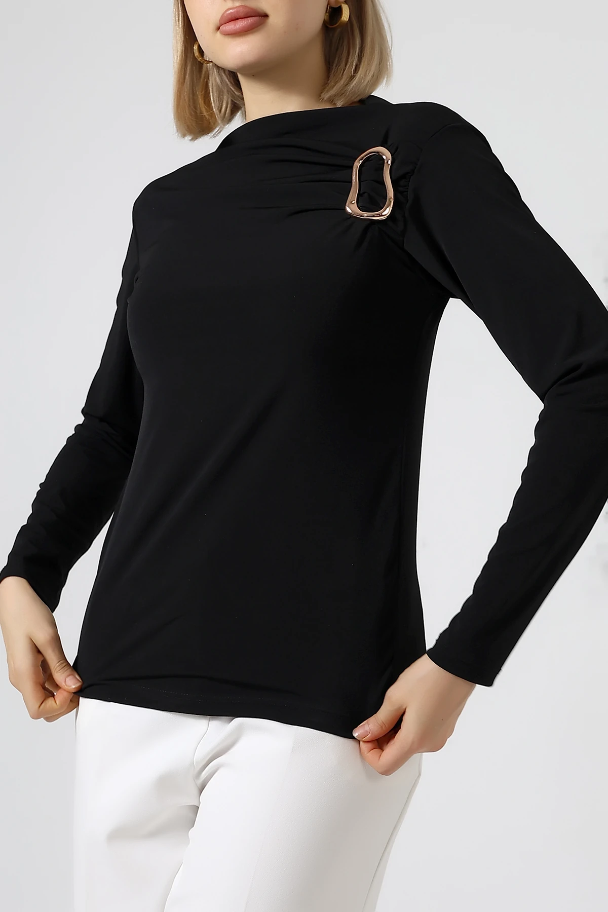 SABR Sandy Yarım Balıkçı Yaka Tokalı Bluz – Modern & Şık Sandy Bluz