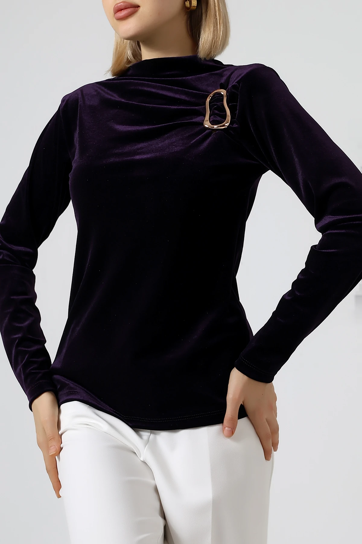 SABR Kadife Yarım Balıkçı Yaka Tokalı Bluz – Zarif & Şık Kadın Bluz