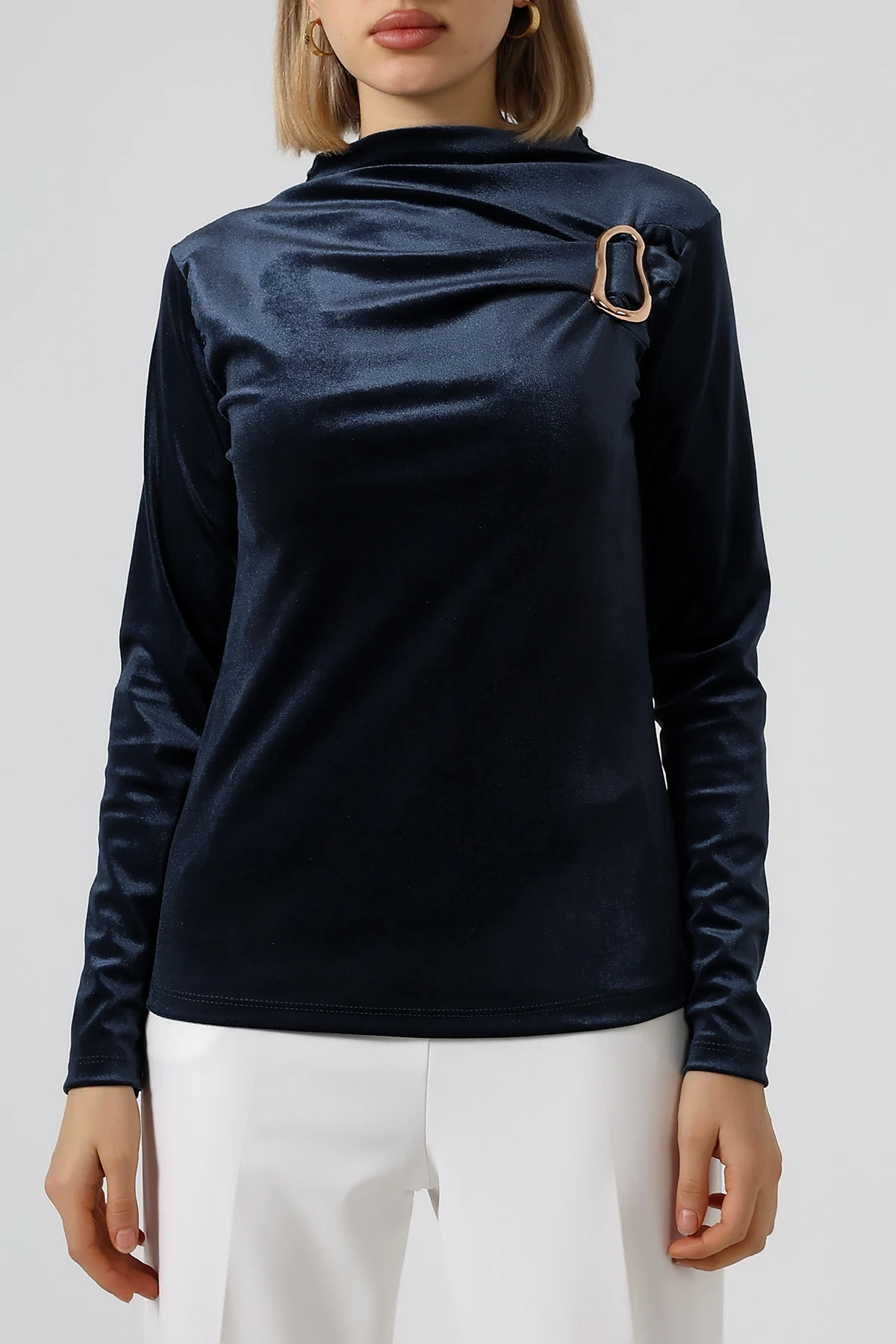 SABR Kadife Yarım Balıkçı Yaka Tokalı Bluz – Zarif & Şık Kadın Bluz - Gece Mavi Kadife