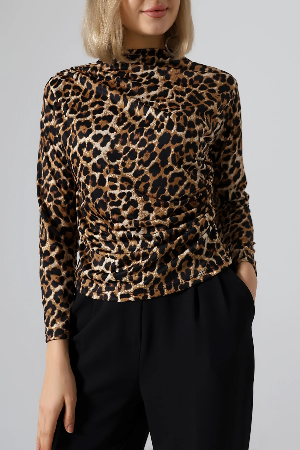SABR Dijital Micro Leopar Desenli Bluz – Yarım Balıkçı Yaka Şık Bluz