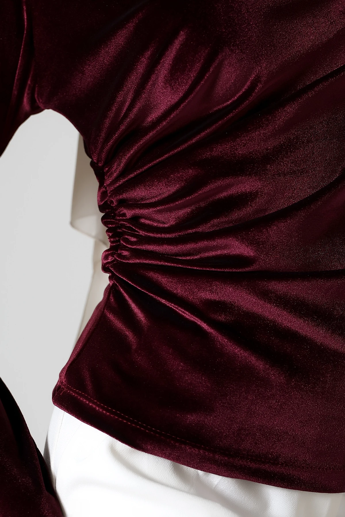 SABR Kadife Balıkçı Yaka Büzgü Detaylı Bluz – Şık & Zarif