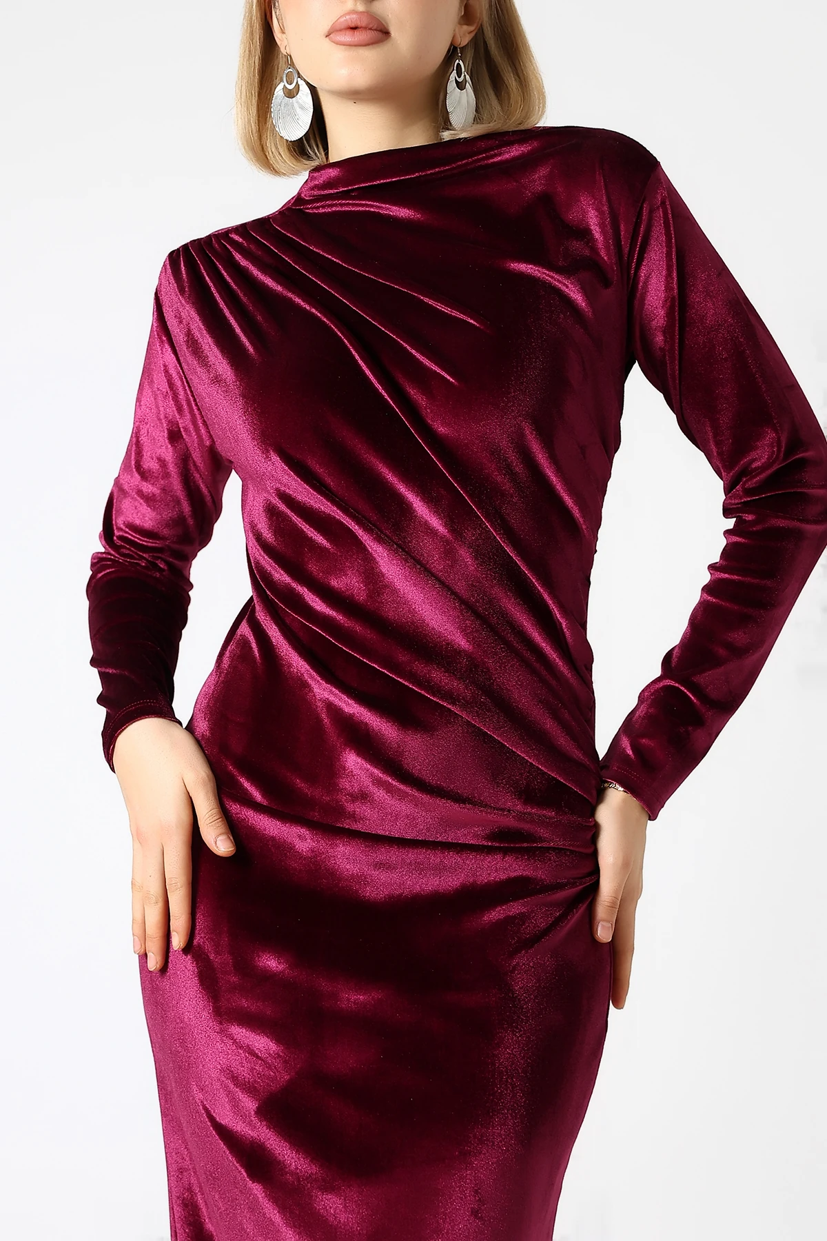 SABR Kadife Yarım Balıkçı Büzgü Detaylı Midi Elbise – Şık & Zarif Kadife Elbise