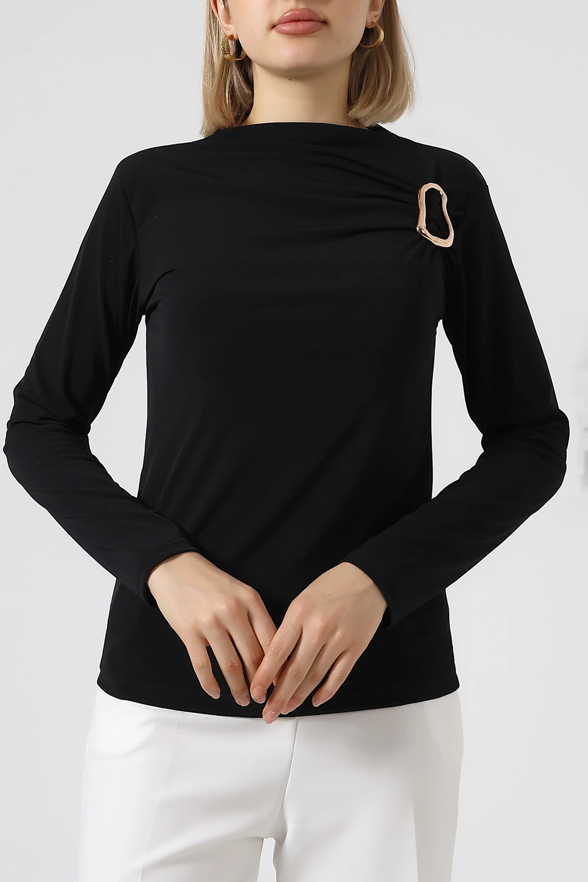 SABR Sandy Yarım Balıkçı Yaka Tokalı Bluz – Modern & Şık Sandy Bluz - Siyah Sandy