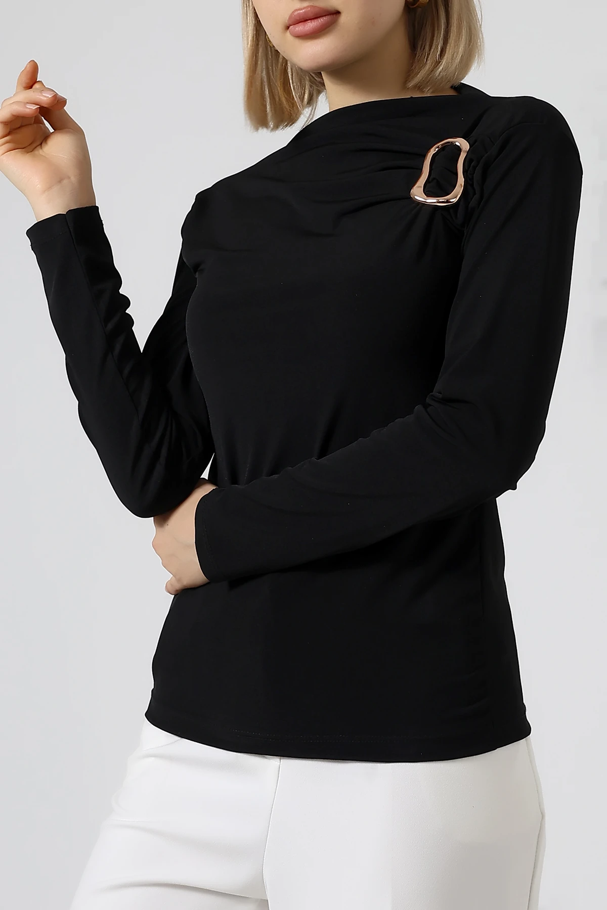 SABR Sandy Yarım Balıkçı Yaka Tokalı Bluz – Modern & Şık Sandy Bluz