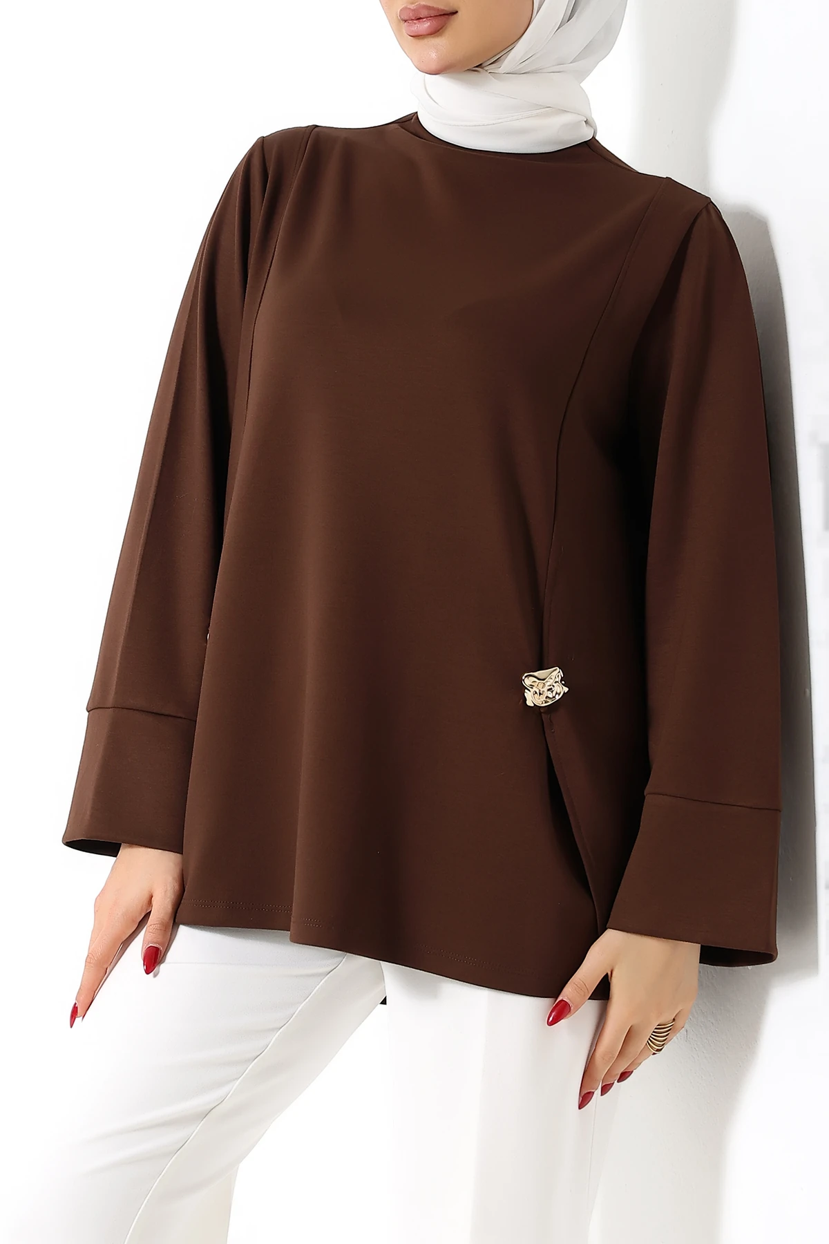 SABR Polyviskon Metal Broş Detaylı Geniş Kesim Tunik – Şık & Modern Tasarım