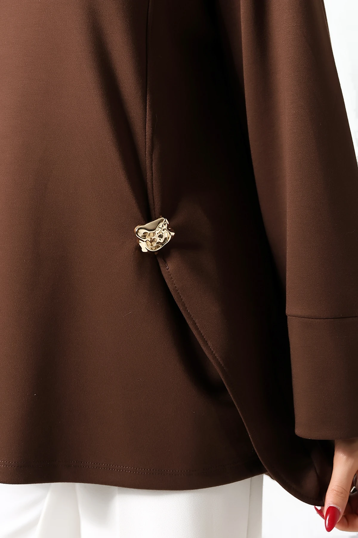 SABR Polyviskon Metal Broş Detaylı Geniş Kesim Tunik – Şık & Modern Tasarım