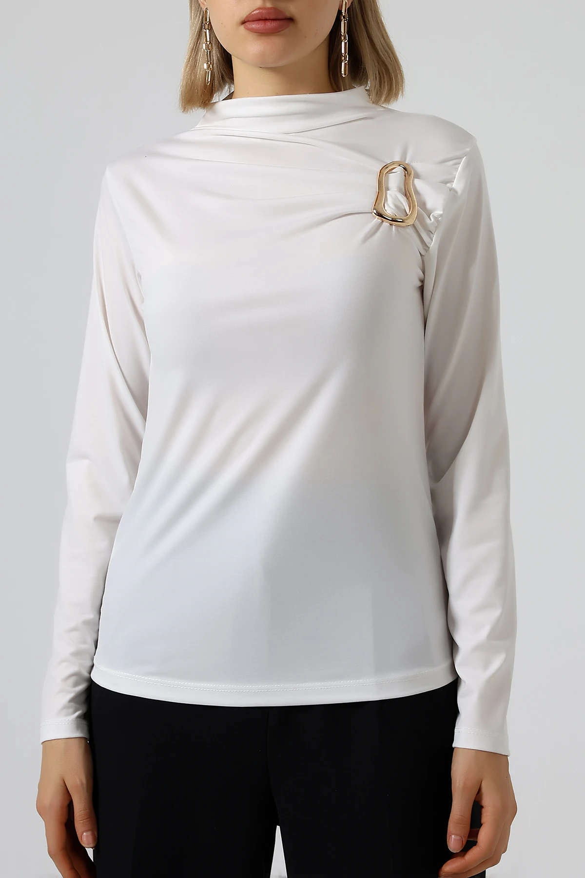 SABR Sandy Yarım Balıkçı Yaka Tokalı Bluz – Modern & Şık Sandy Bluz - Beyaz Sandy