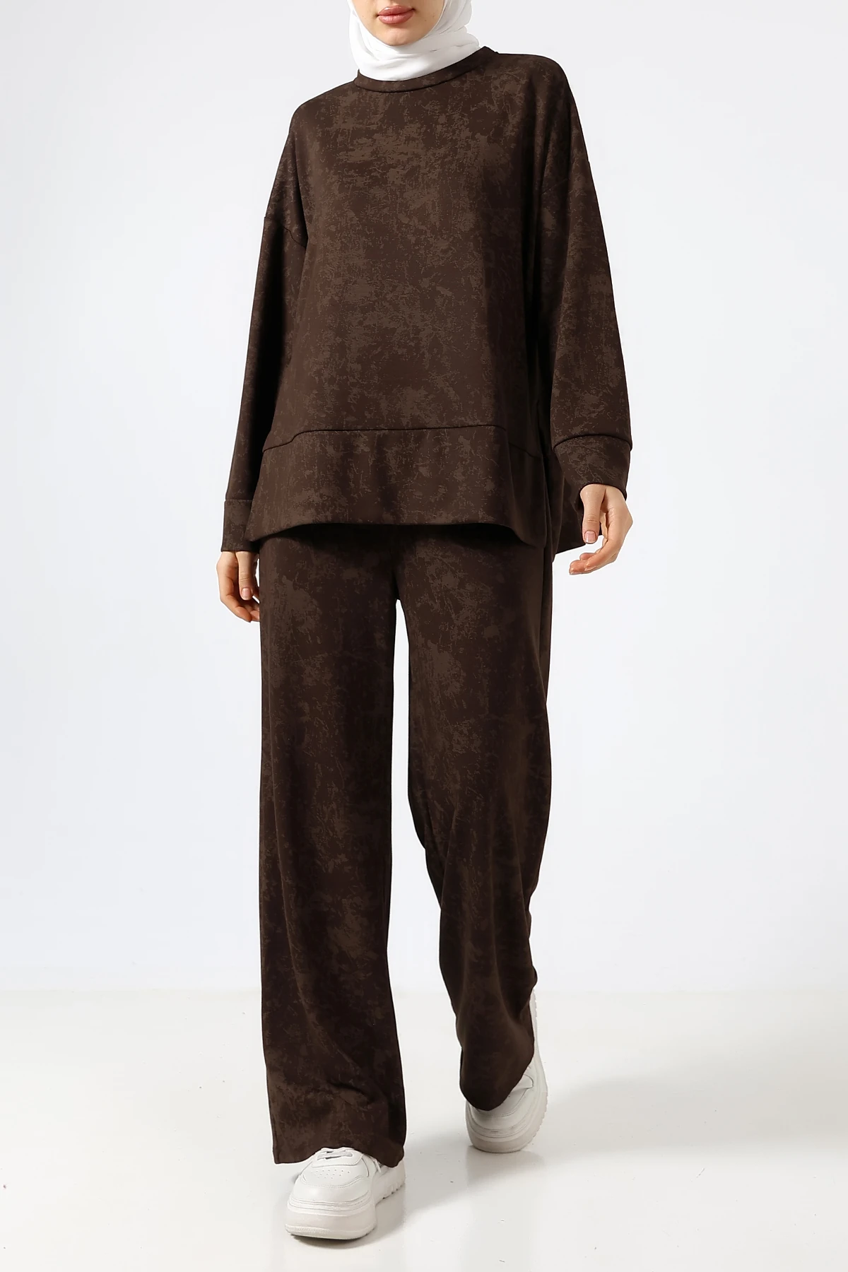 SABR Baskılı PolyViskon Kumaş İkili Takım – Rahat ve Şık Tunik & Pantolon Kombini - Koyu Kahve PolyViskon