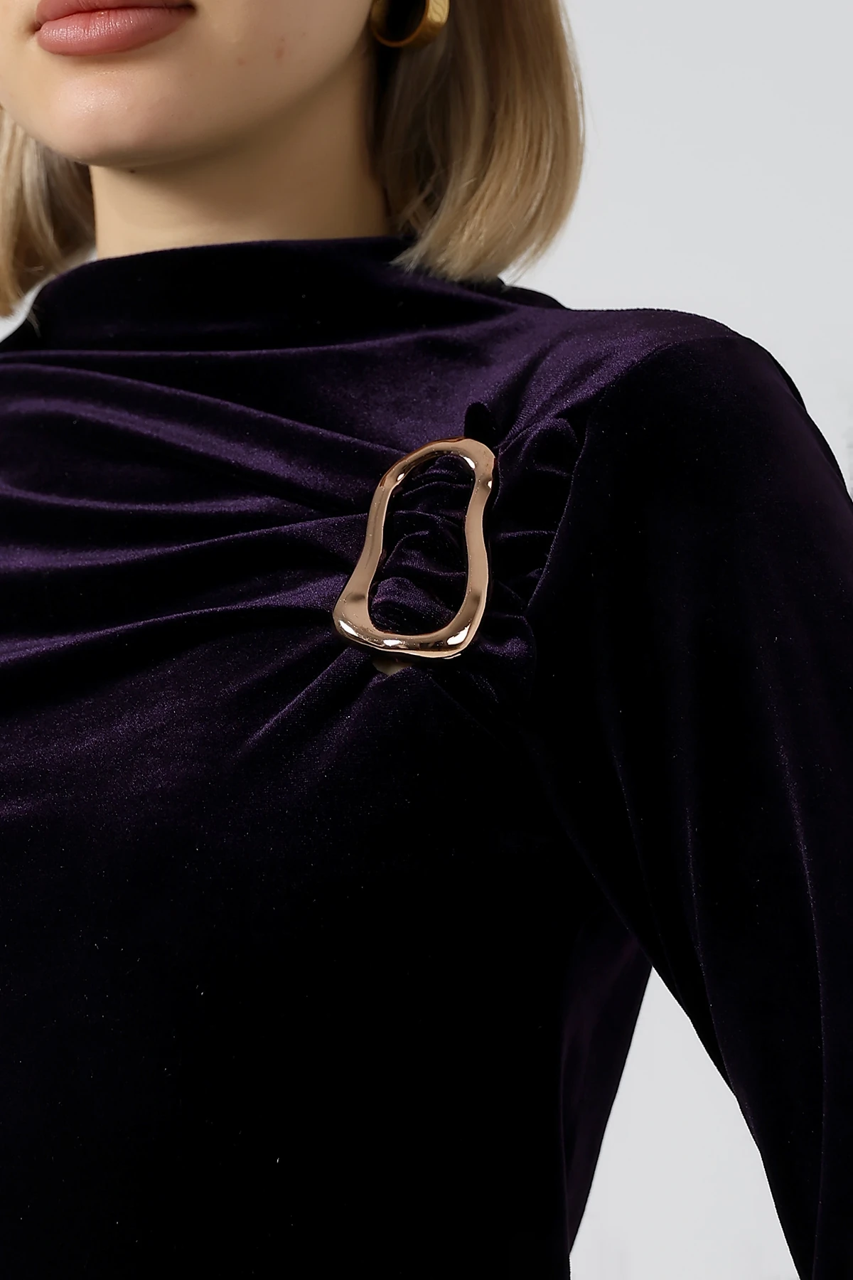 SABR Kadife Yarım Balıkçı Yaka Tokalı Bluz – Zarif & Şık Kadın Bluz