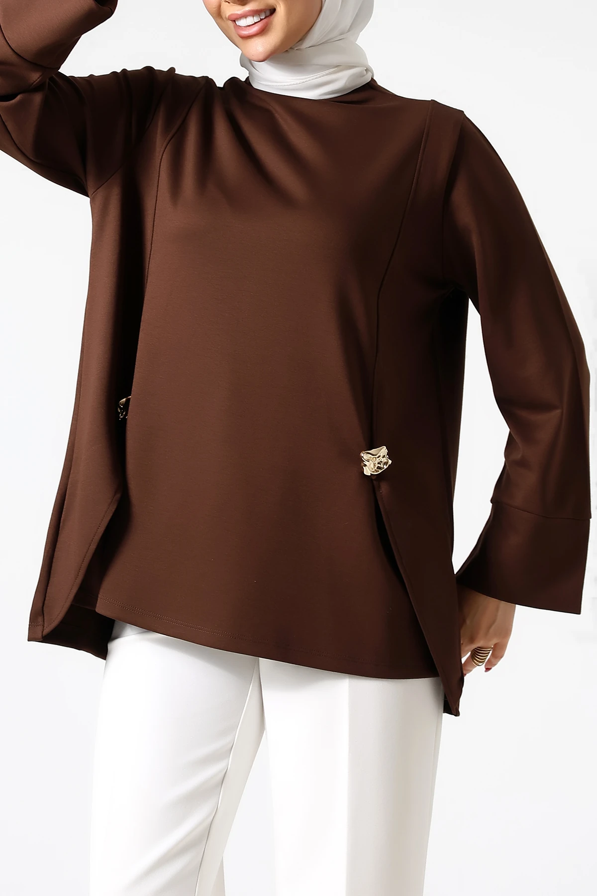 SABR Polyviskon Metal Broş Detaylı Geniş Kesim Tunik – Şık & Modern Tasarım