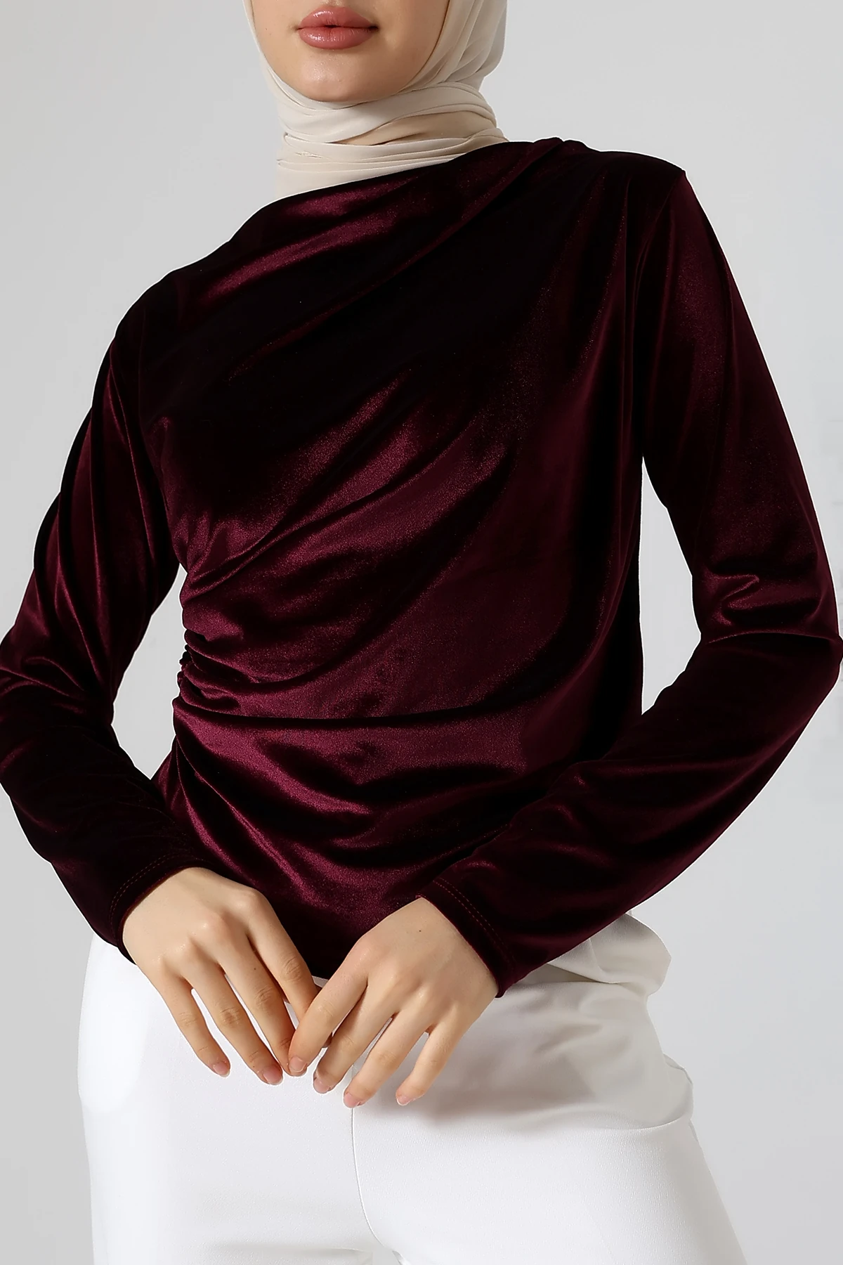 SABR Kadife Balıkçı Yaka Büzgü Detaylı Bluz – Şık & Zarif