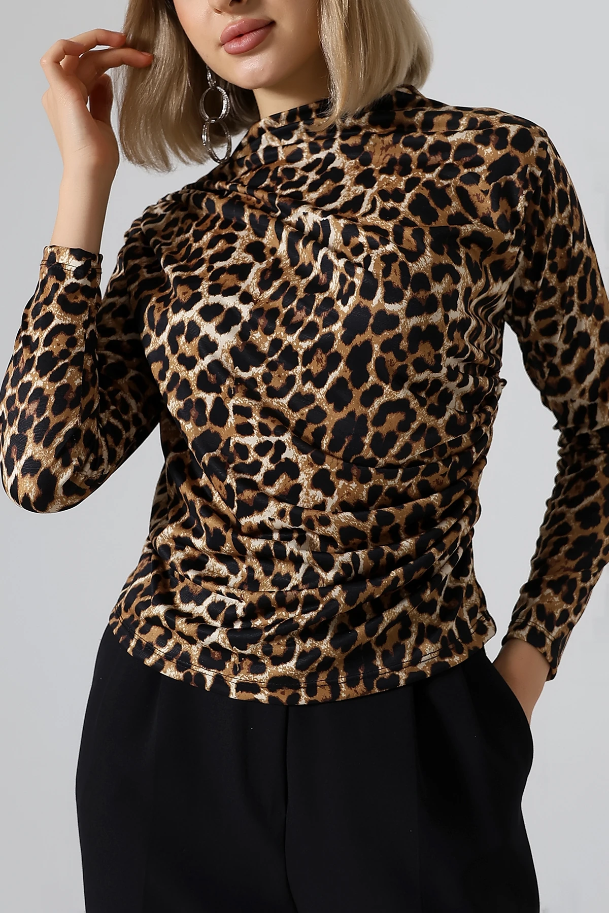 SABR Dijital Micro Leopar Desenli Bluz – Yarım Balıkçı Yaka Şık Bluz