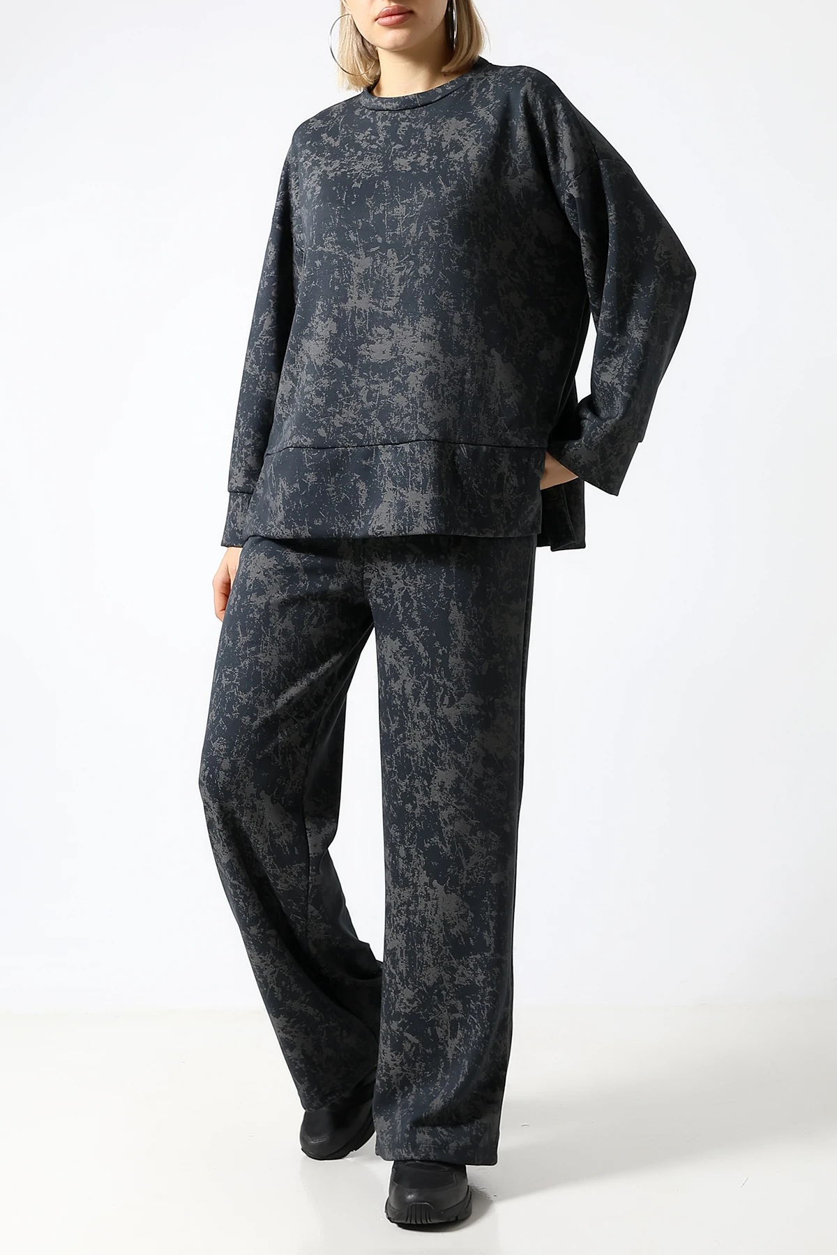 SABR Baskılı PolyViskon Kumaş İkili Takım – Rahat ve Şık Tunik & Pantolon Kombini - Koyu Füme PolyViskon