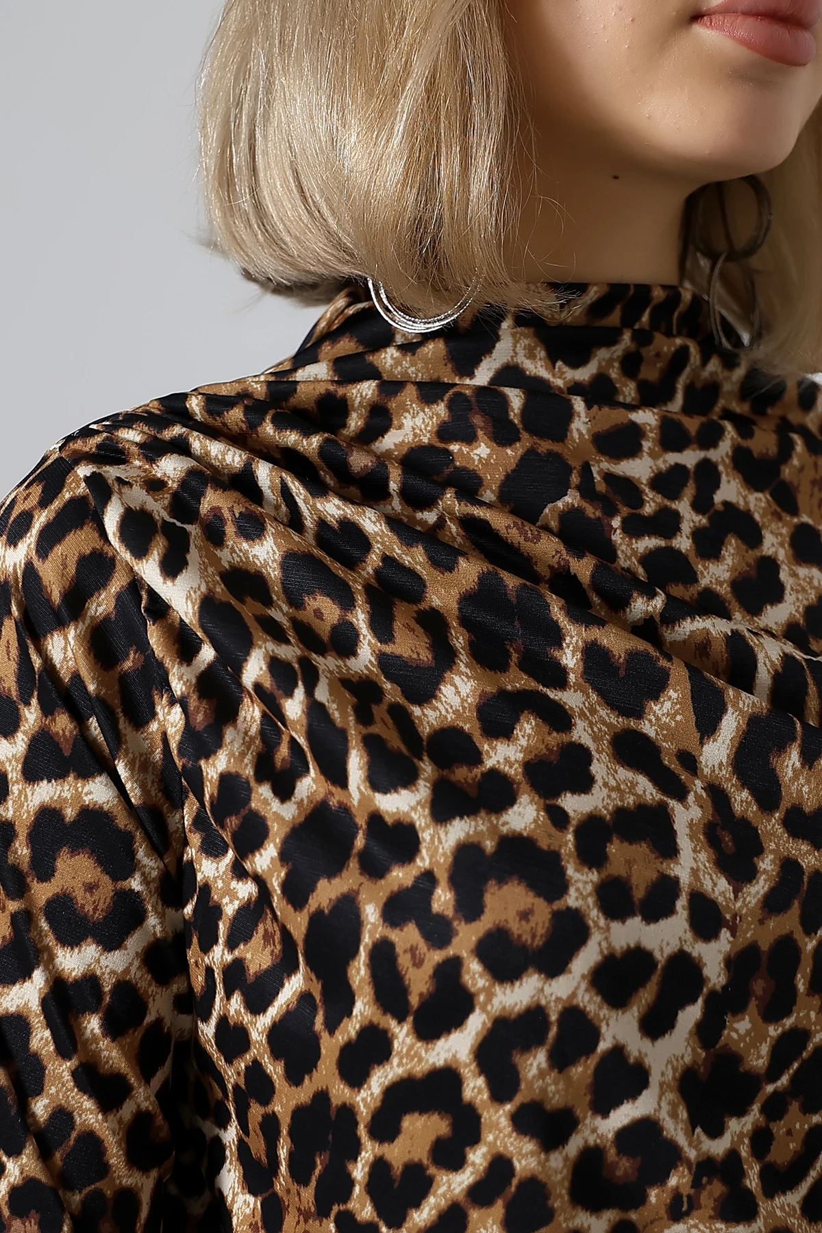 SABR Dijital Micro Leopar Desenli Bluz – Yarım Balıkçı Yaka Şık Bluz