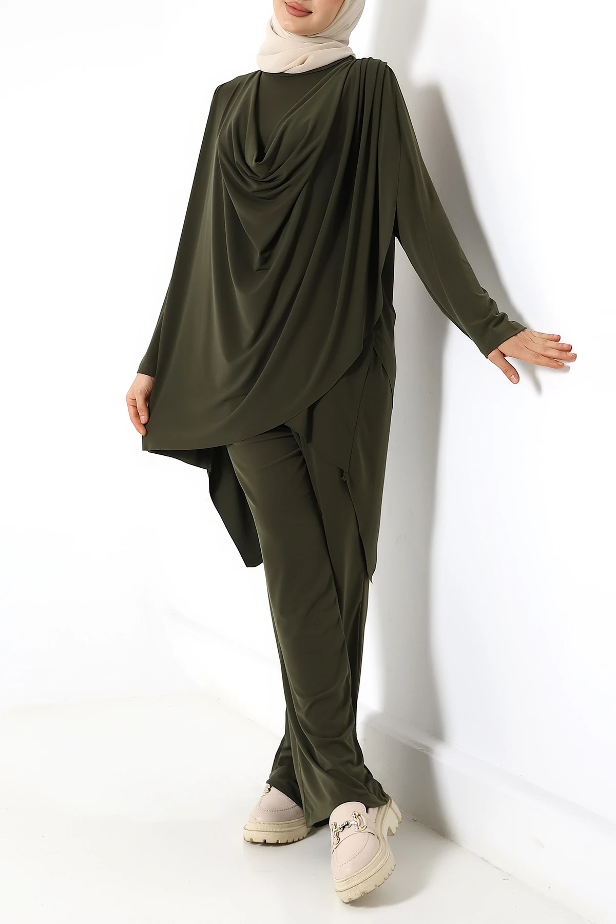 SABR Sandy Drapeli Asimetrik Tunik & Pantolon İkili Takım – Zarif Günlük Şıklık