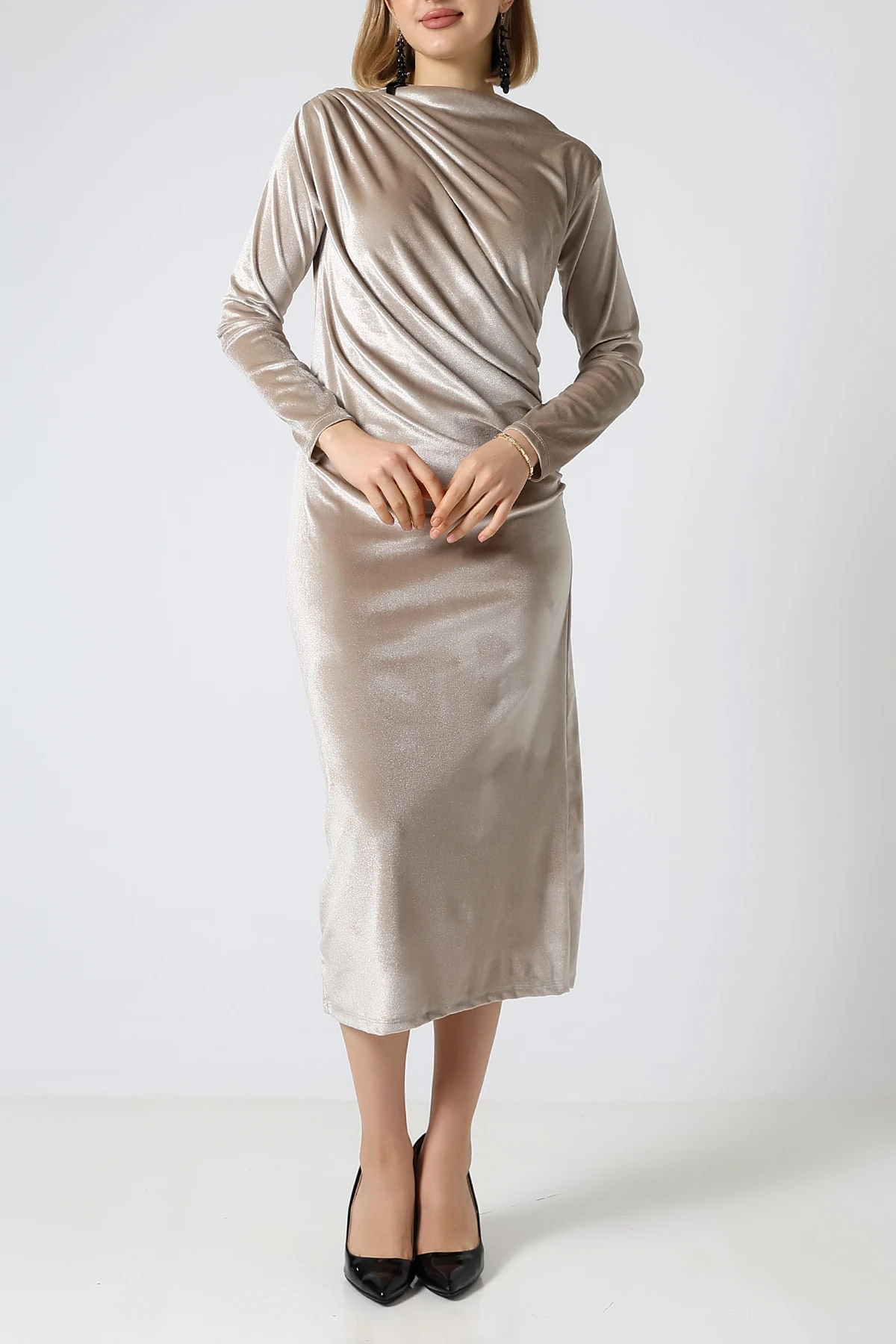 SABR Kadife Yarım Balıkçı Büzgü Detaylı Midi Elbise – Şık & Zarif Kadife Elbise - Şampanya Bej Kadife