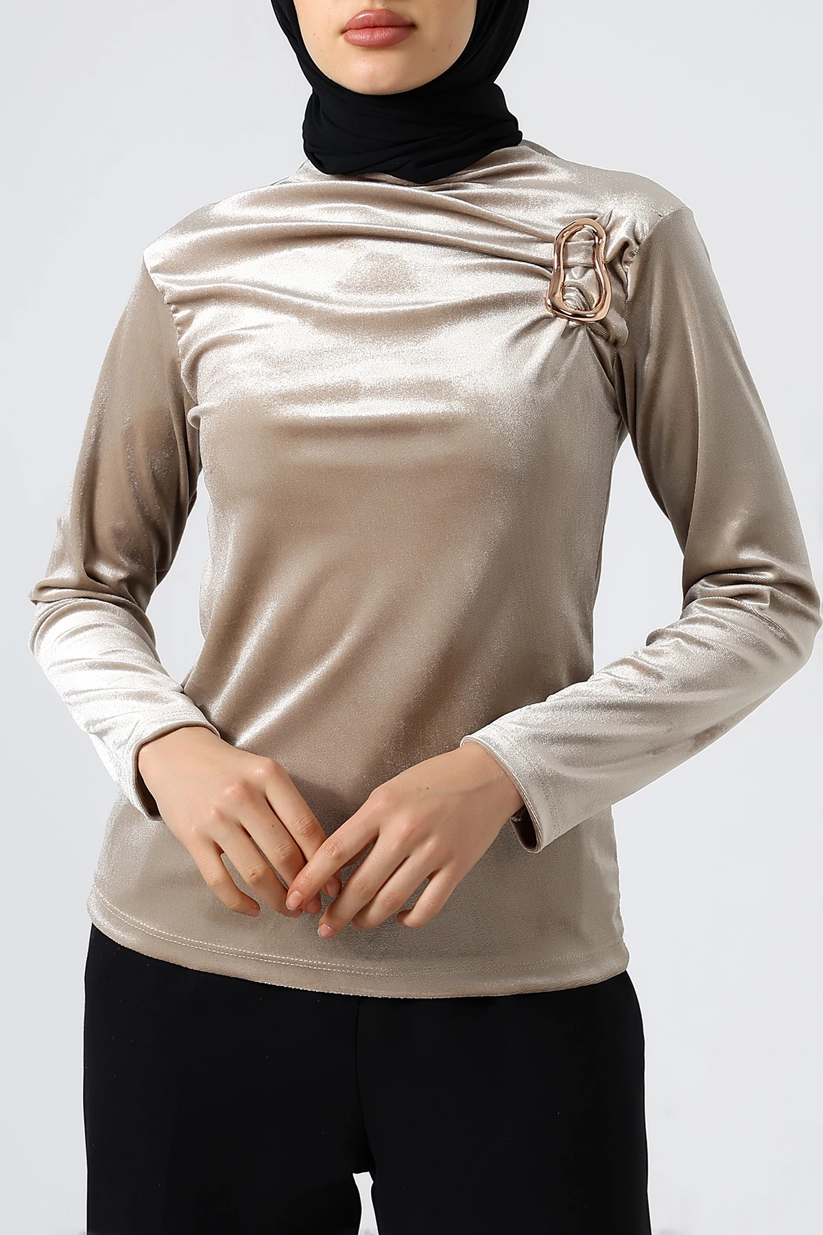 SABR Kadife Yarım Balıkçı Yaka Tokalı Bluz – Zarif & Şık Kadın Bluz - Şampanya Bej Kadife