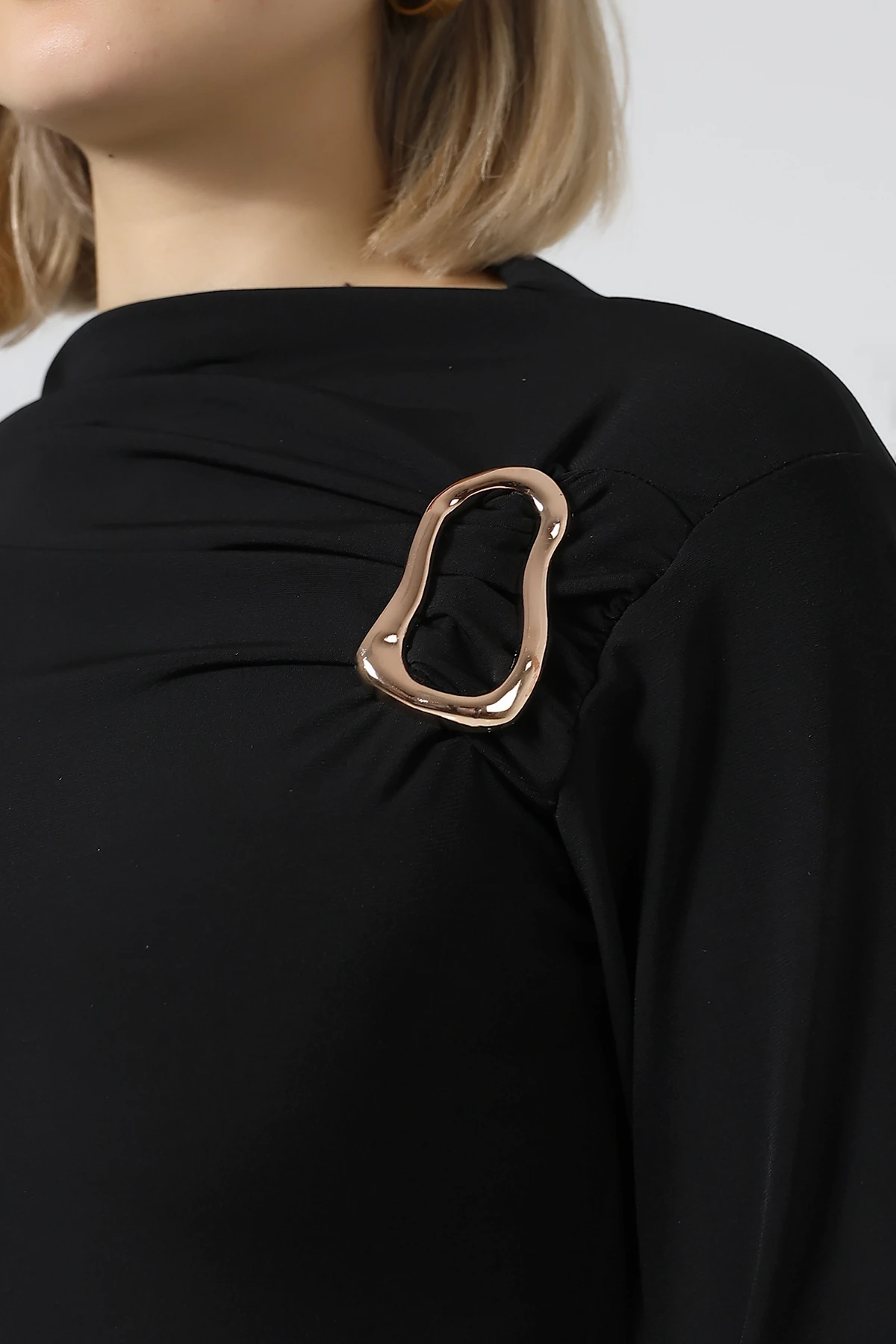 SABR Sandy Yarım Balıkçı Yaka Tokalı Bluz – Modern & Şık Sandy Bluz