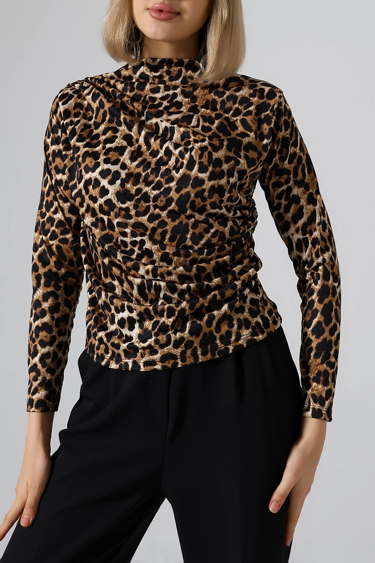 SABR Dijital Micro Leopar Desenli Bluz – Yarım Balıkçı Yaka Şık Bluz - Klasik Leopar