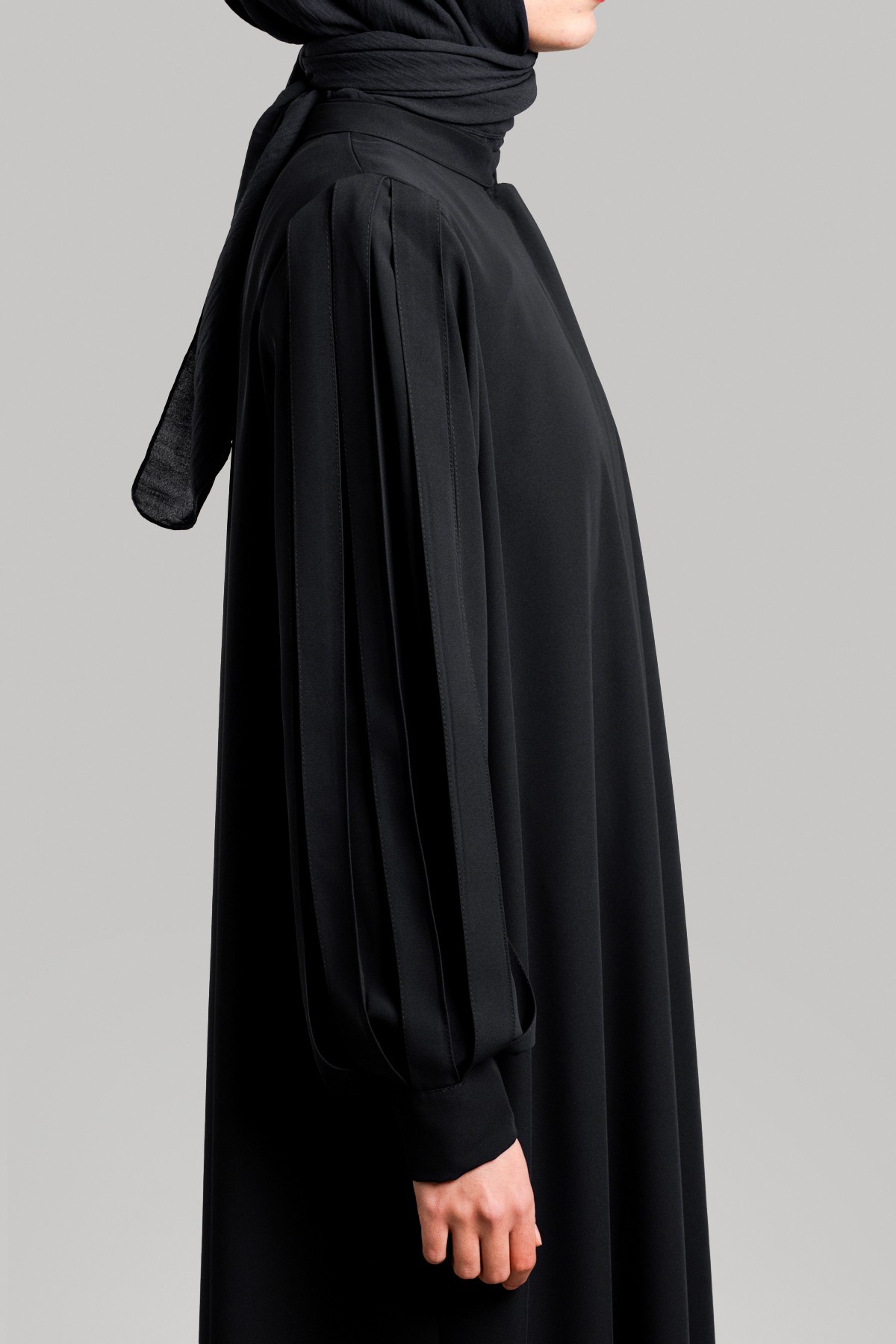 Pleated Sleeve Zipped Abaya