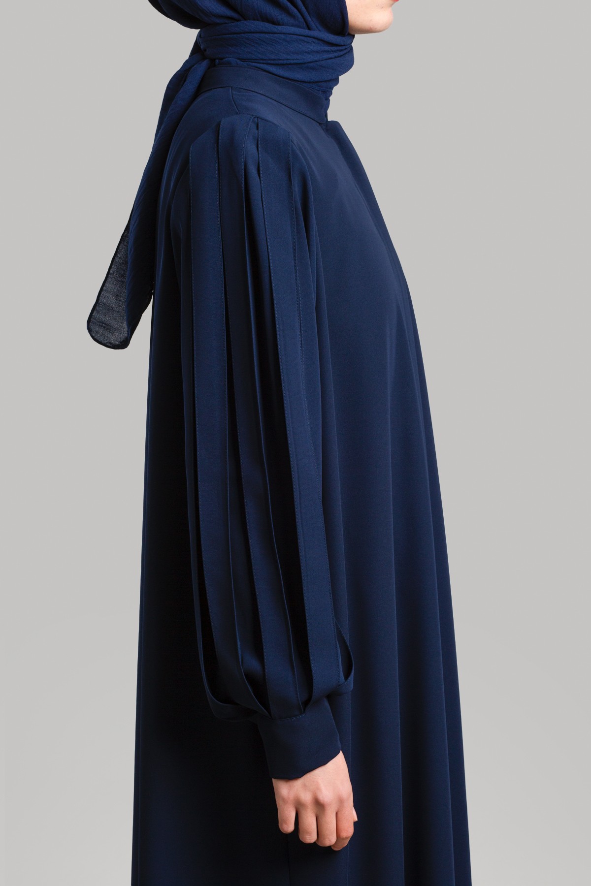Pleated Sleeve Zipped Abaya