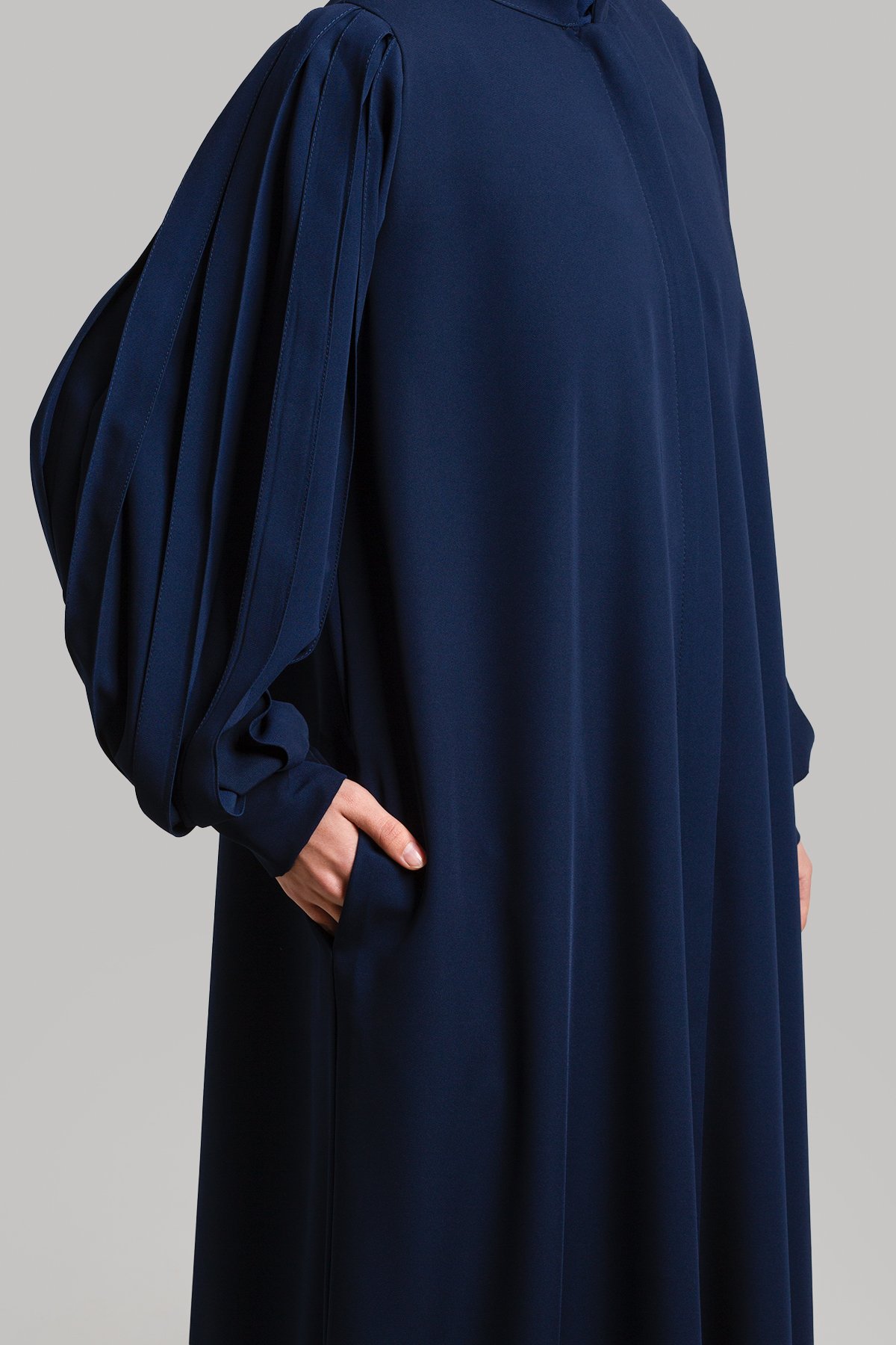 Pleated Sleeve Zipped Abaya