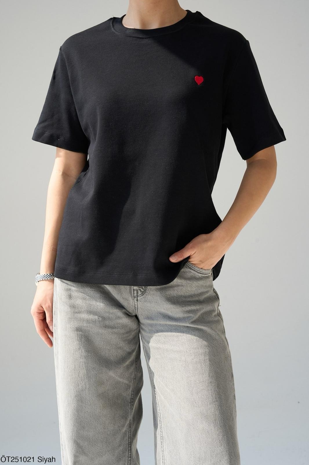 KALP DETAYLI BEYAZ TSHIRT
