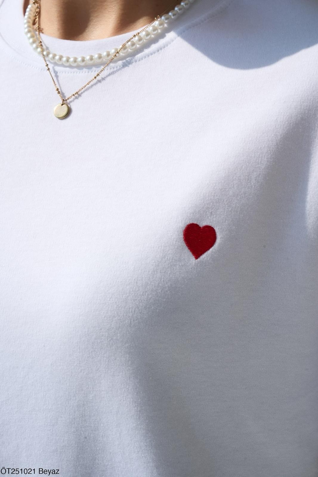 KALP DETAYLI BEYAZ TSHIRT