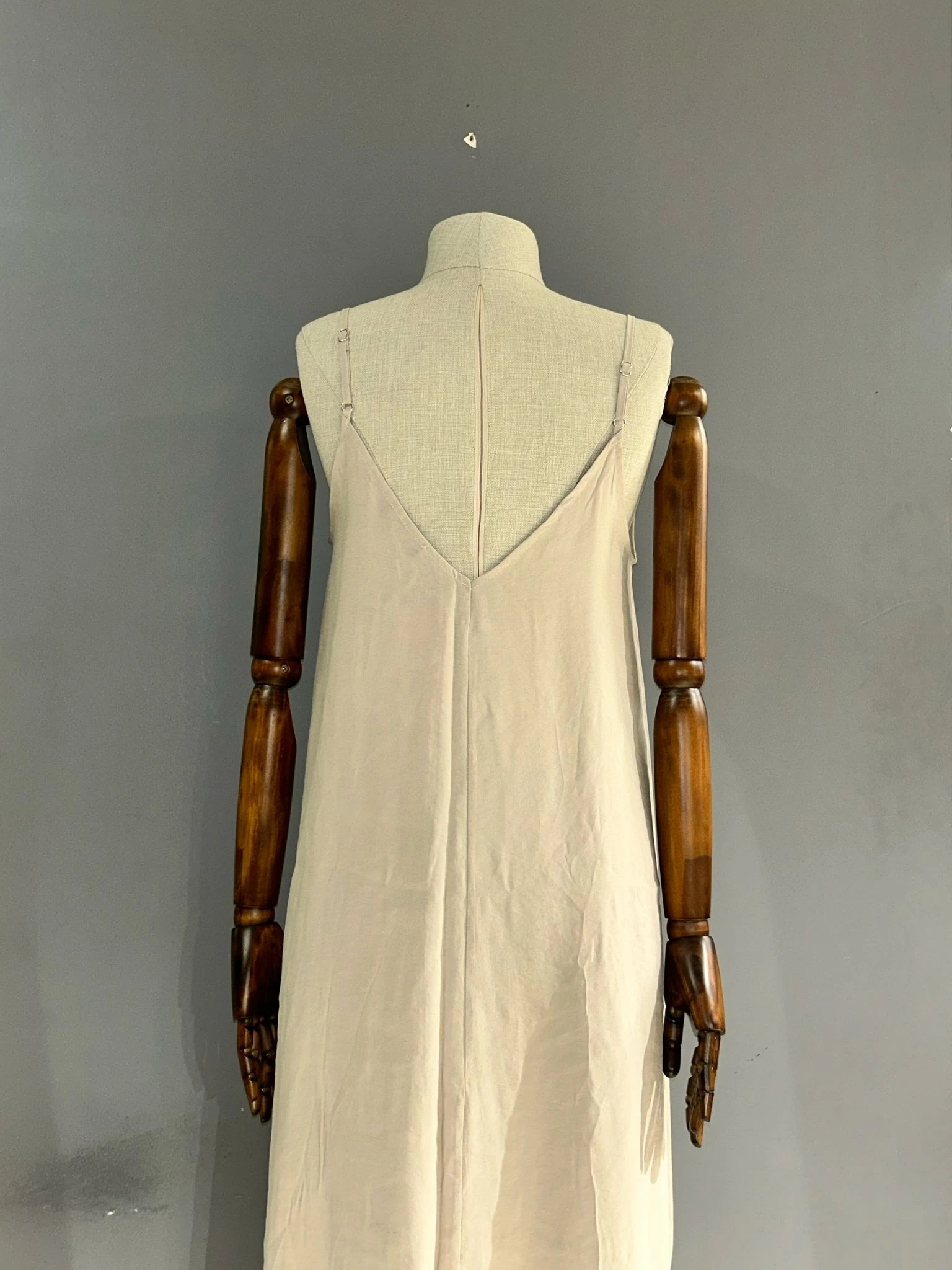  V YAKA DÖKÜMLÜ ELBİSE - TAŞ