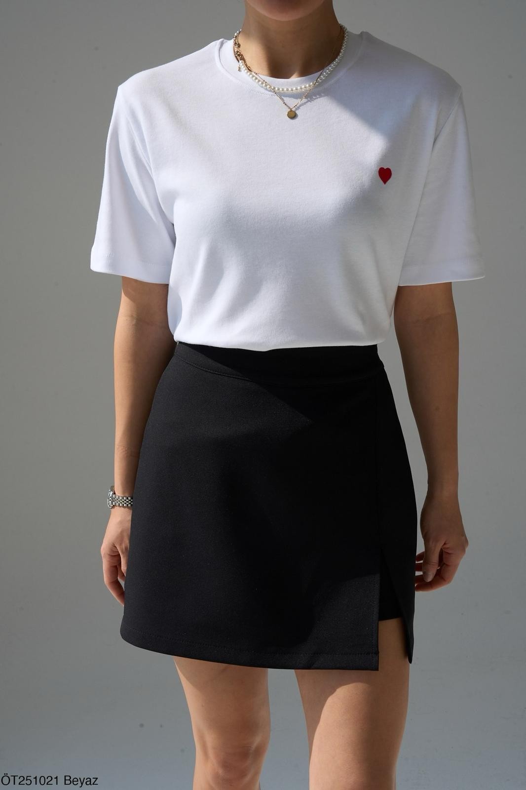 KALP DETAYLI BEYAZ TSHIRT