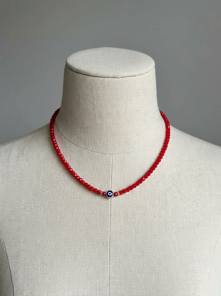 Kırmızı Kristal  Boncuk Detaylı Minimal Kolye