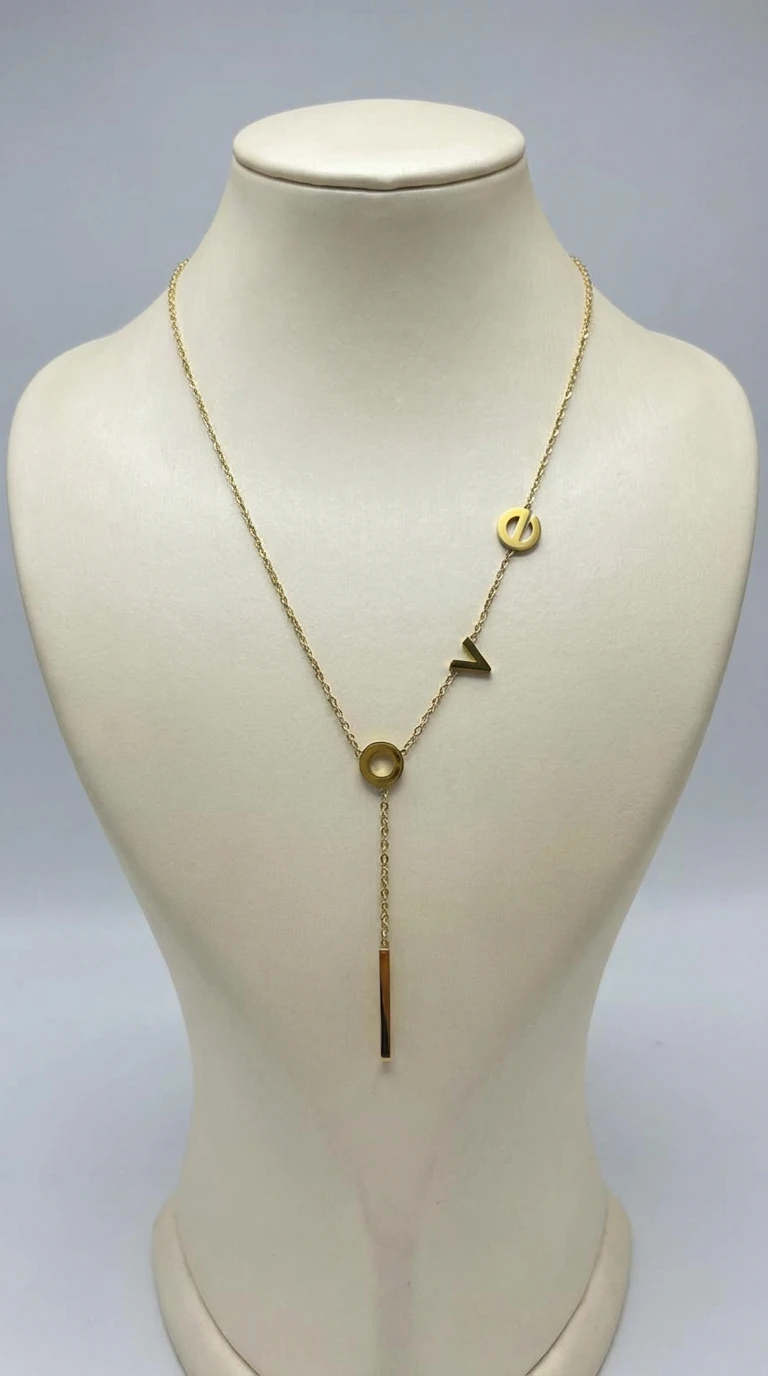 LOVE Harf Detaylı Minimal Çelik Kolye