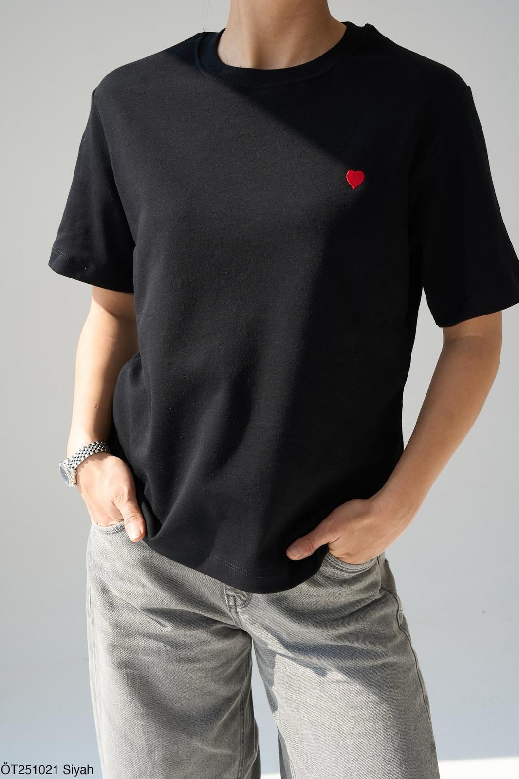KALP DETAYLI BEYAZ TSHIRT - SİYAH